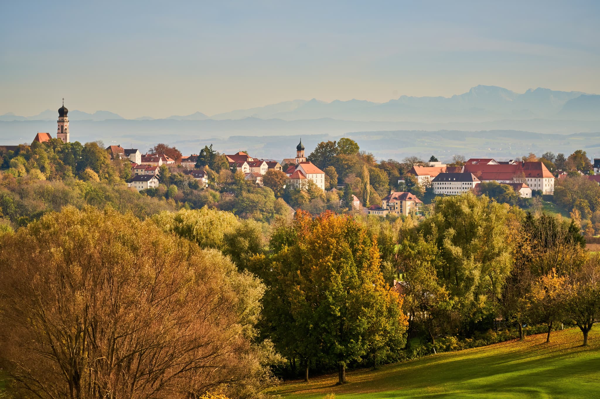 Herbstliche Impressionen vom Lederbach Golfclub in Bad Griesbach, Landkreis Passau, Niederbayern, Deutschland. Landschaft im Bäderdreieck mit Alpenpanorama.