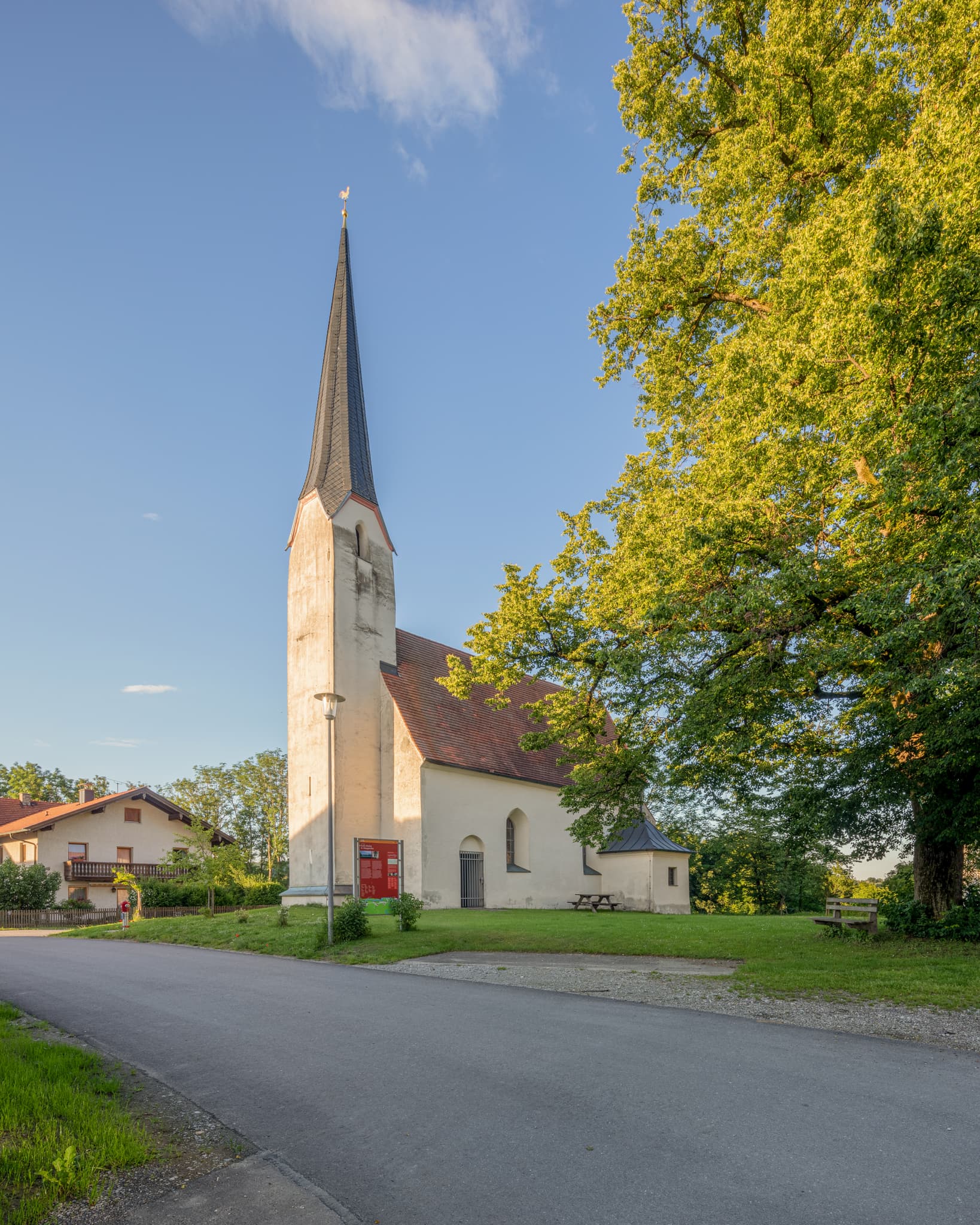 Kirche St.Margaretha in Untereschelbach, Ortsteil Neuötting, Landkreis Altötting, Oberbayern, Deutschland. Das Bauwerk befindet sich in der Region Inn-Salzach.