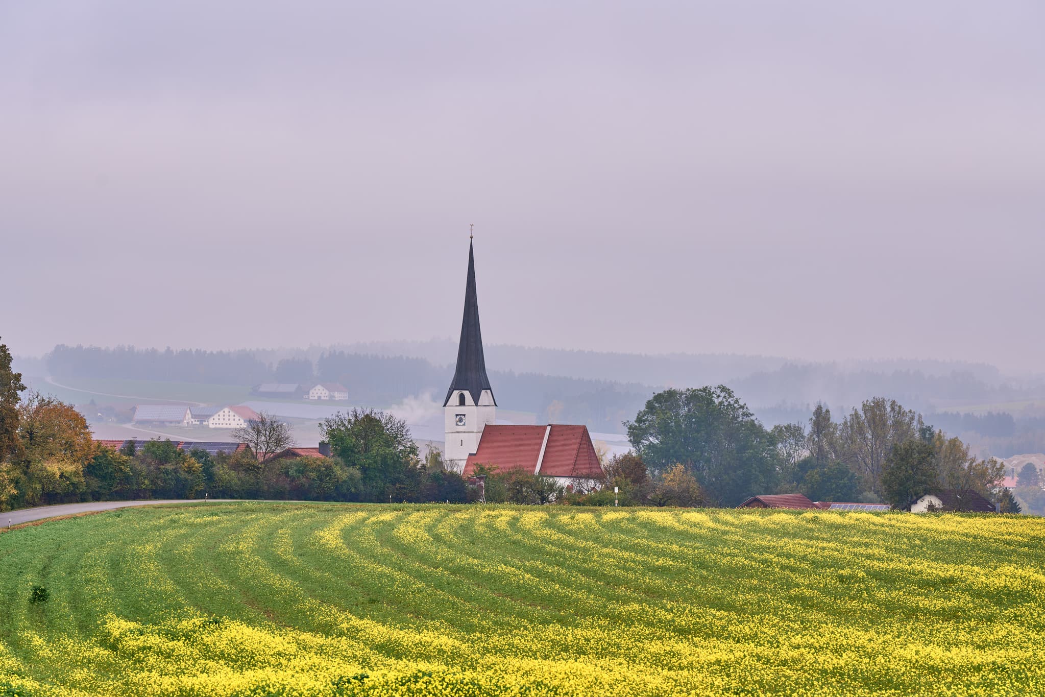 Landschaftsaufnahme von Rottenstuben bei Hebertsfelden mit der Kirche St. Jakobus im Holzland, Landkreis Rottal-Inn, Niederbayern, Deutschland.