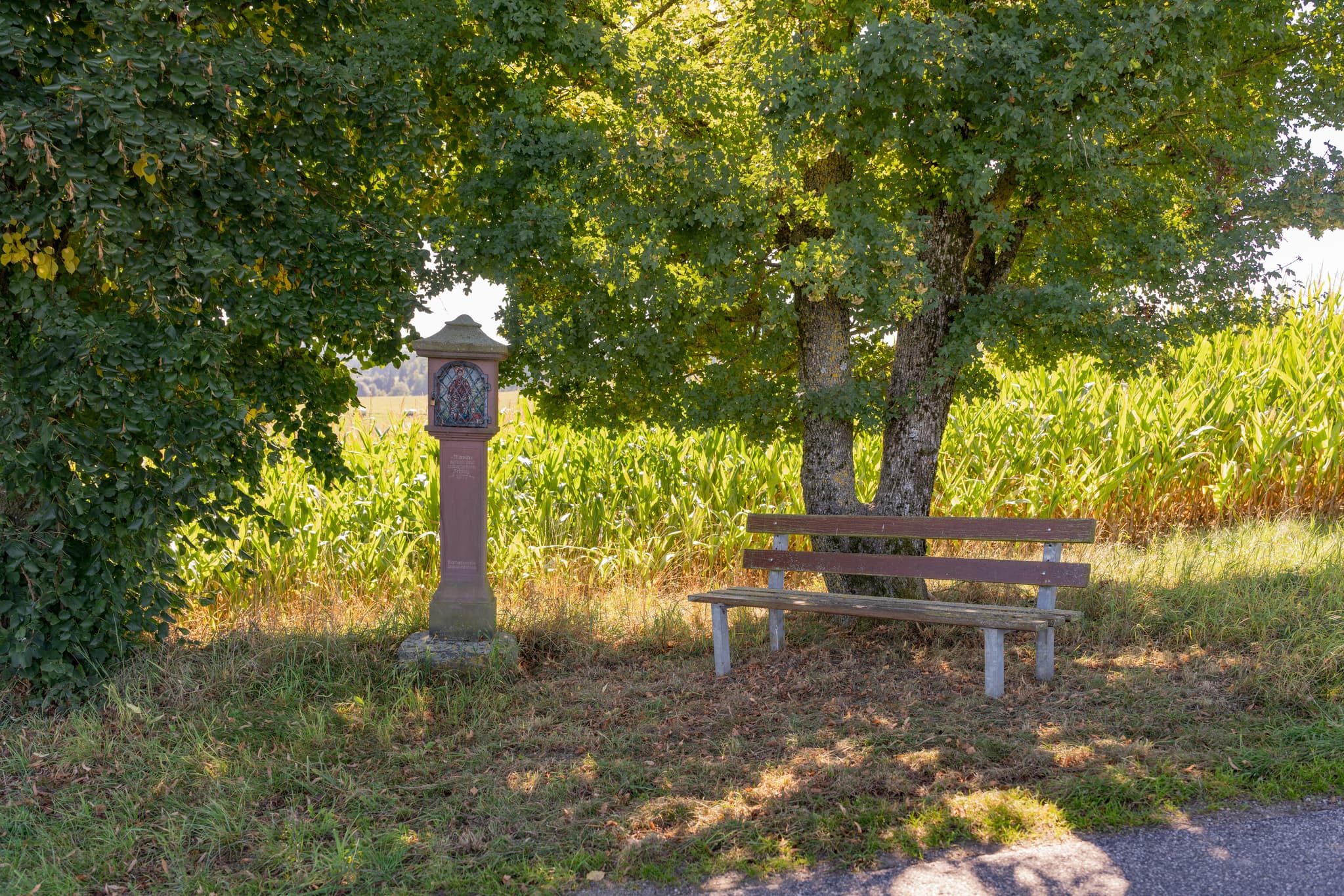 Bildstock Schloßbergstraße nach Guteneck, Johanniskirchen, Rottal-Inn, Niederbayern. Bildstock mit Sitzbank und Aussicht ins Sulzbachtal, Bayerischer Wald.