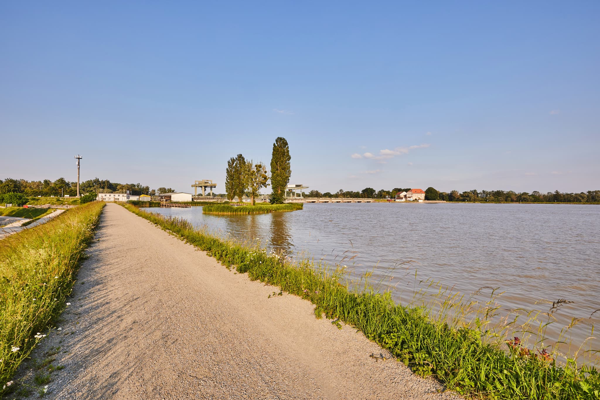 Inn-Radweg am Europareservat Unterer Inn bei Ering, Landkreis Rottal-Inn in Niederbayern, Inn-Salzach, Deutschland.