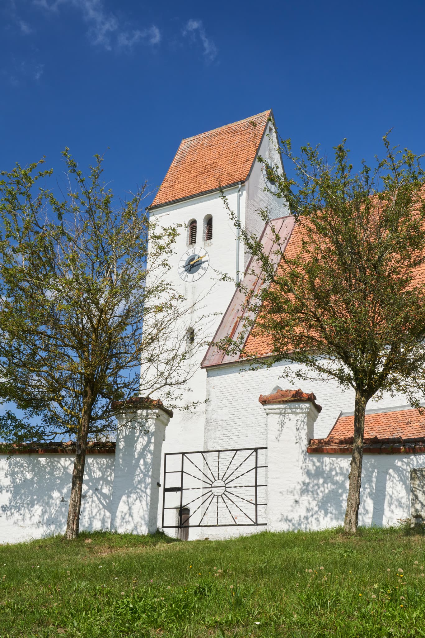 Georgenberg Kirche in Pleiskirchen, Landkreis Altötting, Oberbayern, Inn-Salzach, Bayern, Deutschland. Die Kirche steht auf einem Hügel.