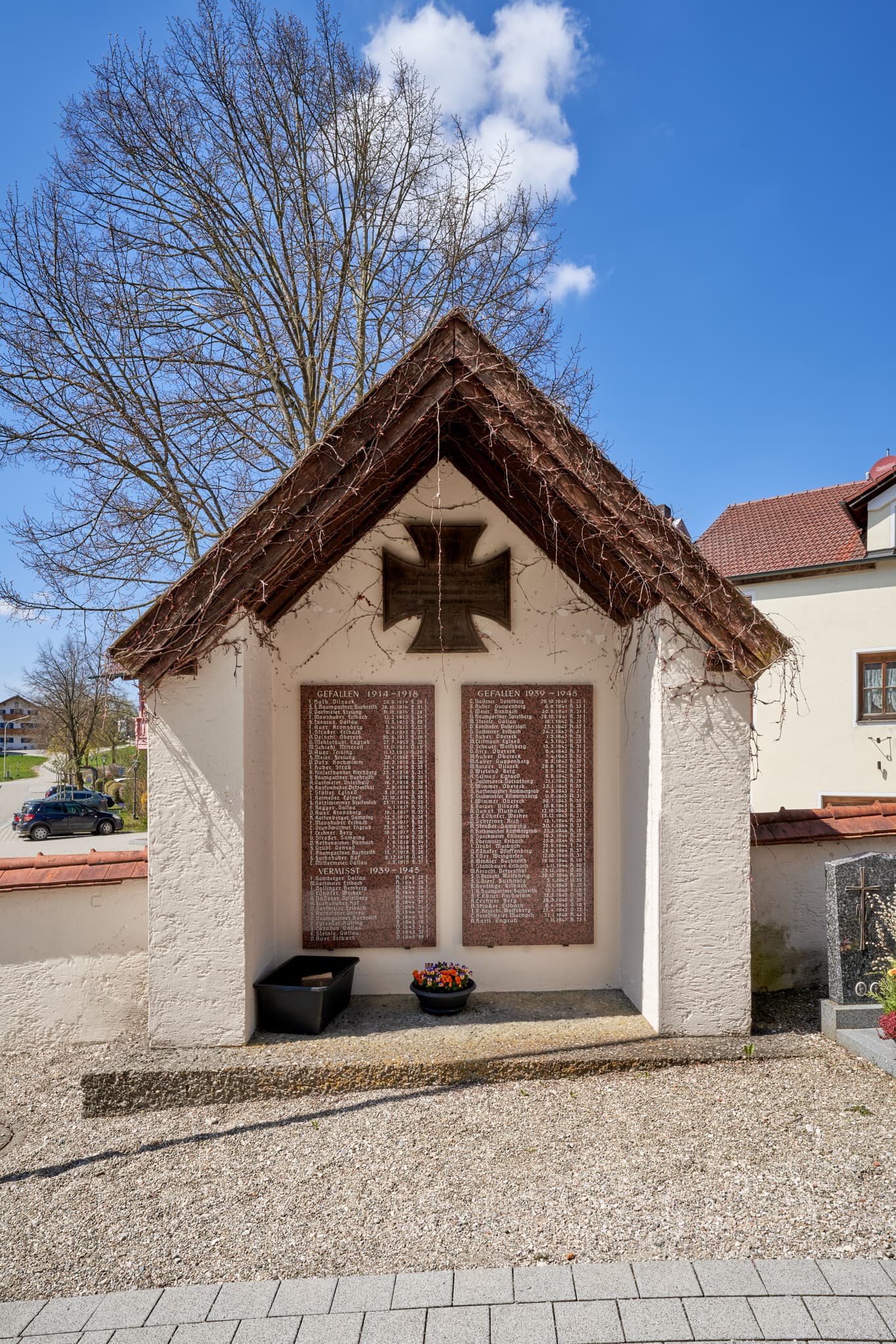 Historisches Kriegerdenkmal im Friedhof von Erlbach, Landkreis Altötting, Oberbayern, Deutschland. Es befindet sich in der Region Inn-Salzach vor der Kirche.