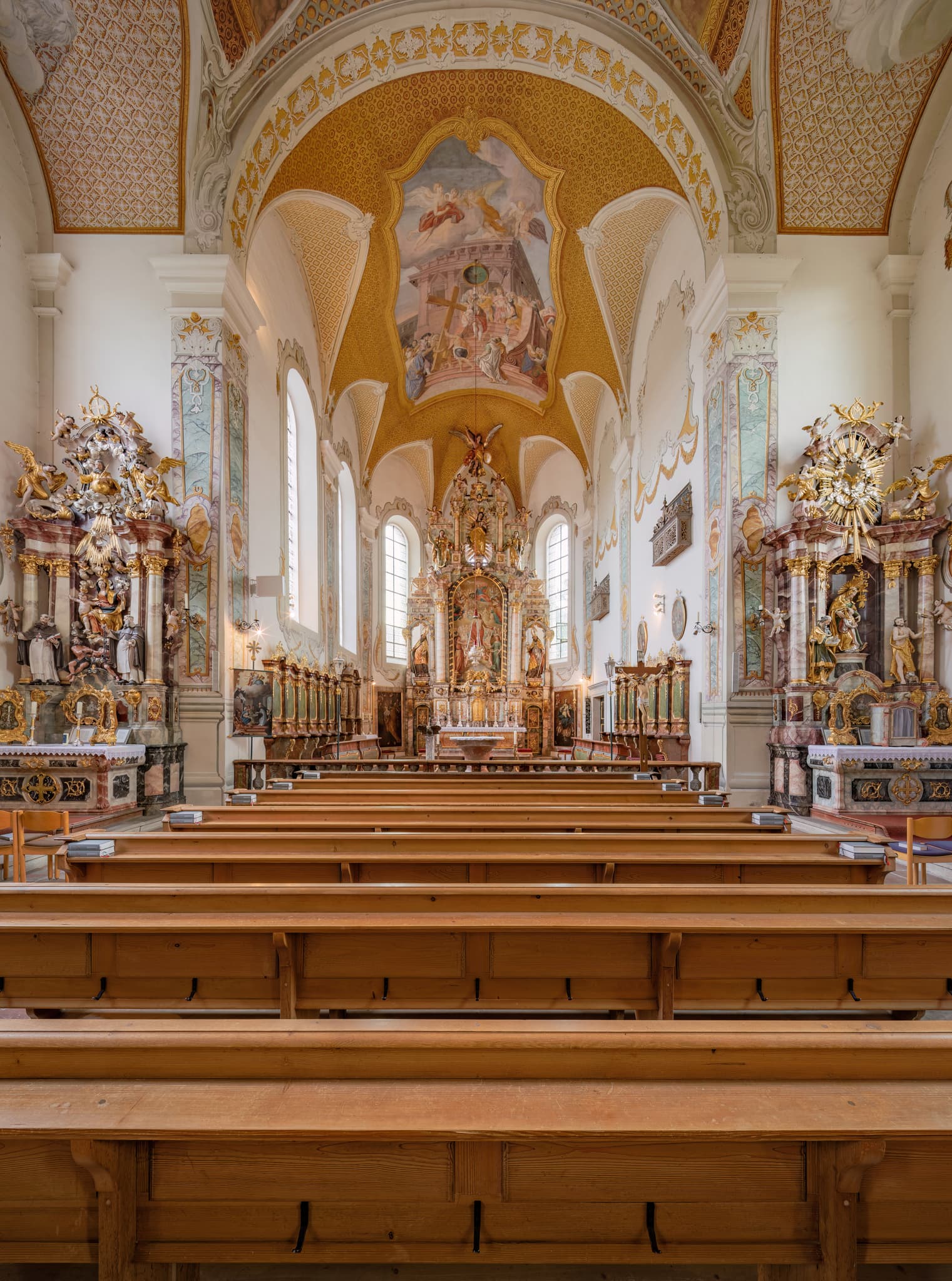 Die St. Salvator Klosterkirche Heilige Dreifaltigkeit in Bad Griesbach, Landkreis Passau, Niederbayern, Deutschland, prägt das Rottal mit ihrer Barockpracht.