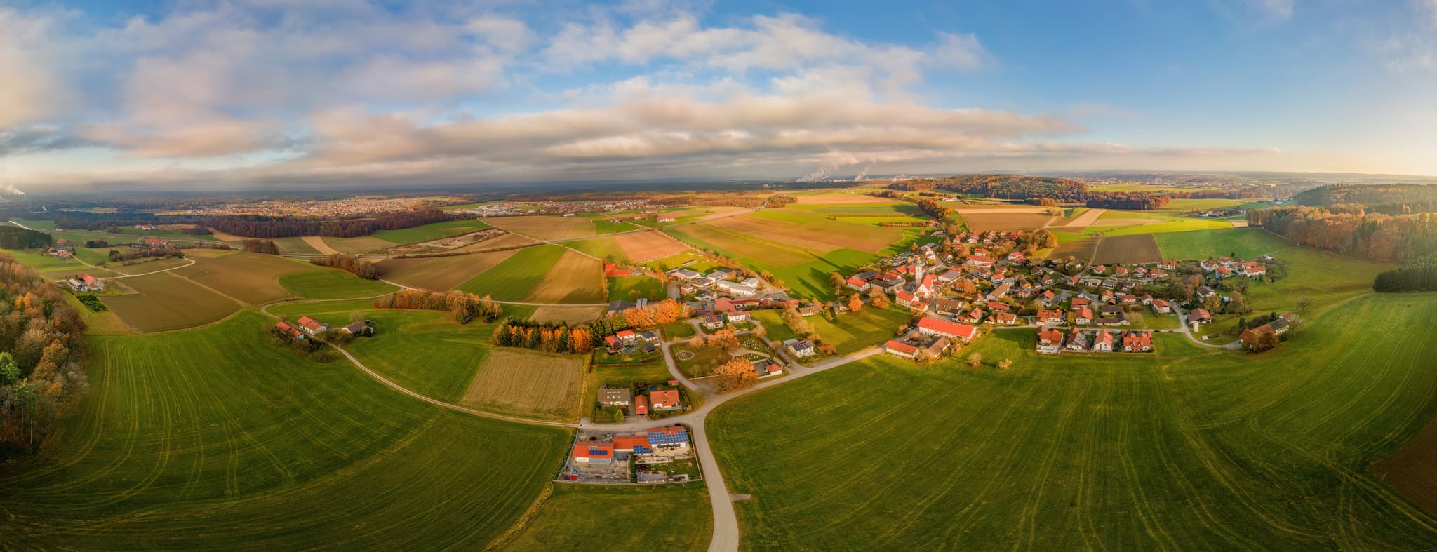 Luftaufnahme von Mehring im Landkreis Altötting, Oberbayern. Die Ortsansicht zeigt Häuser, Felder und Waldgebiete der Region Inn-Salzach in Deutschland.