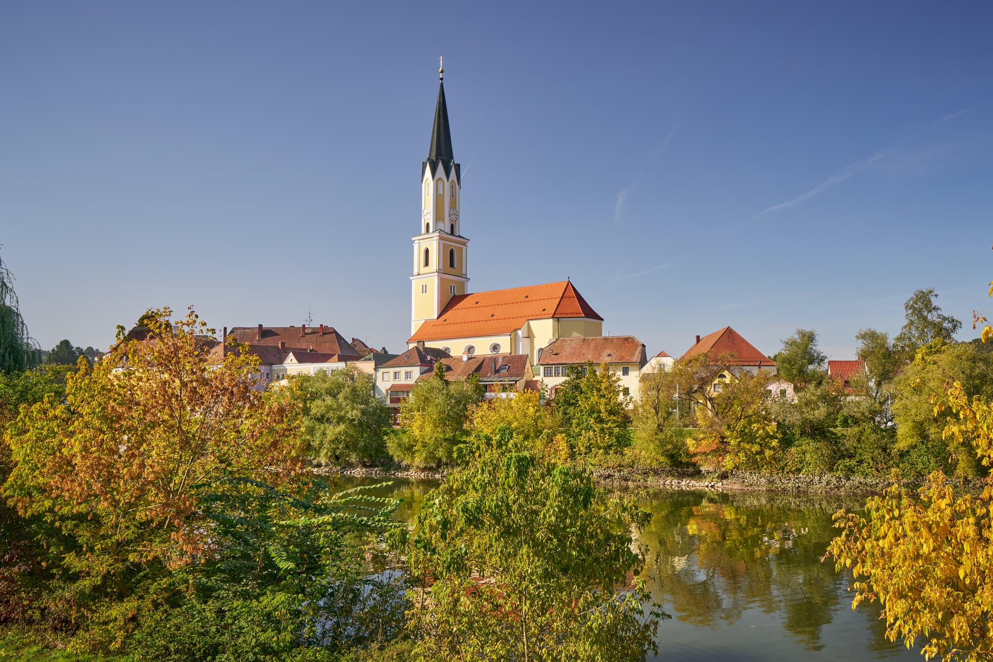 Stadtpfarrkirche St. Johannes der Täufer, Vilshofen an der Vils, Landkreis Passau, Niederbayern, Deutschland. Historischer Kern mit Kirche und Gebäuden.