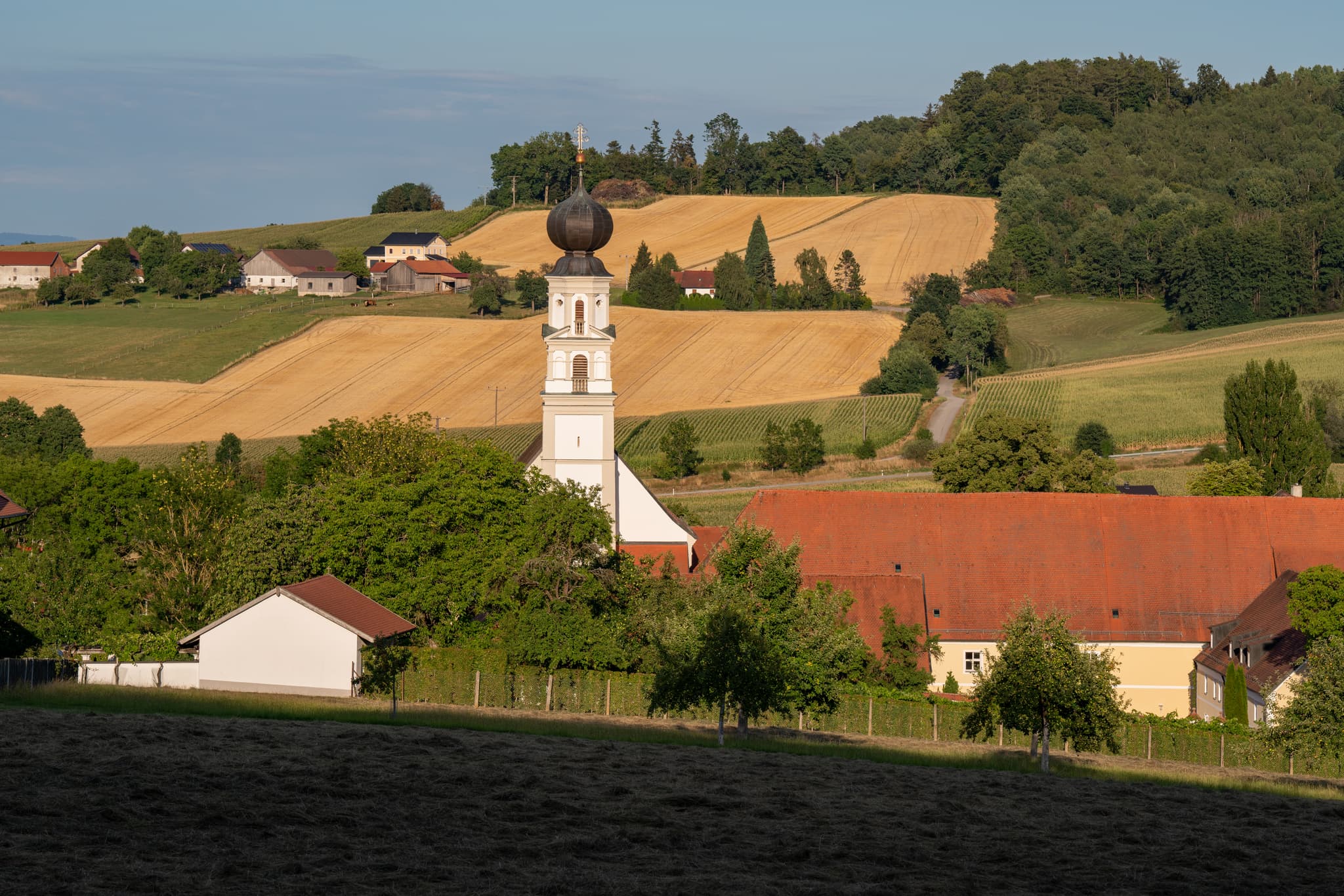 Landschaft mit Kirche Hl. Dreifaltigkeit bei Bad Griesbach im Landkreis Passau, Niederbayern, Region Donau-Wald, Deutschland.