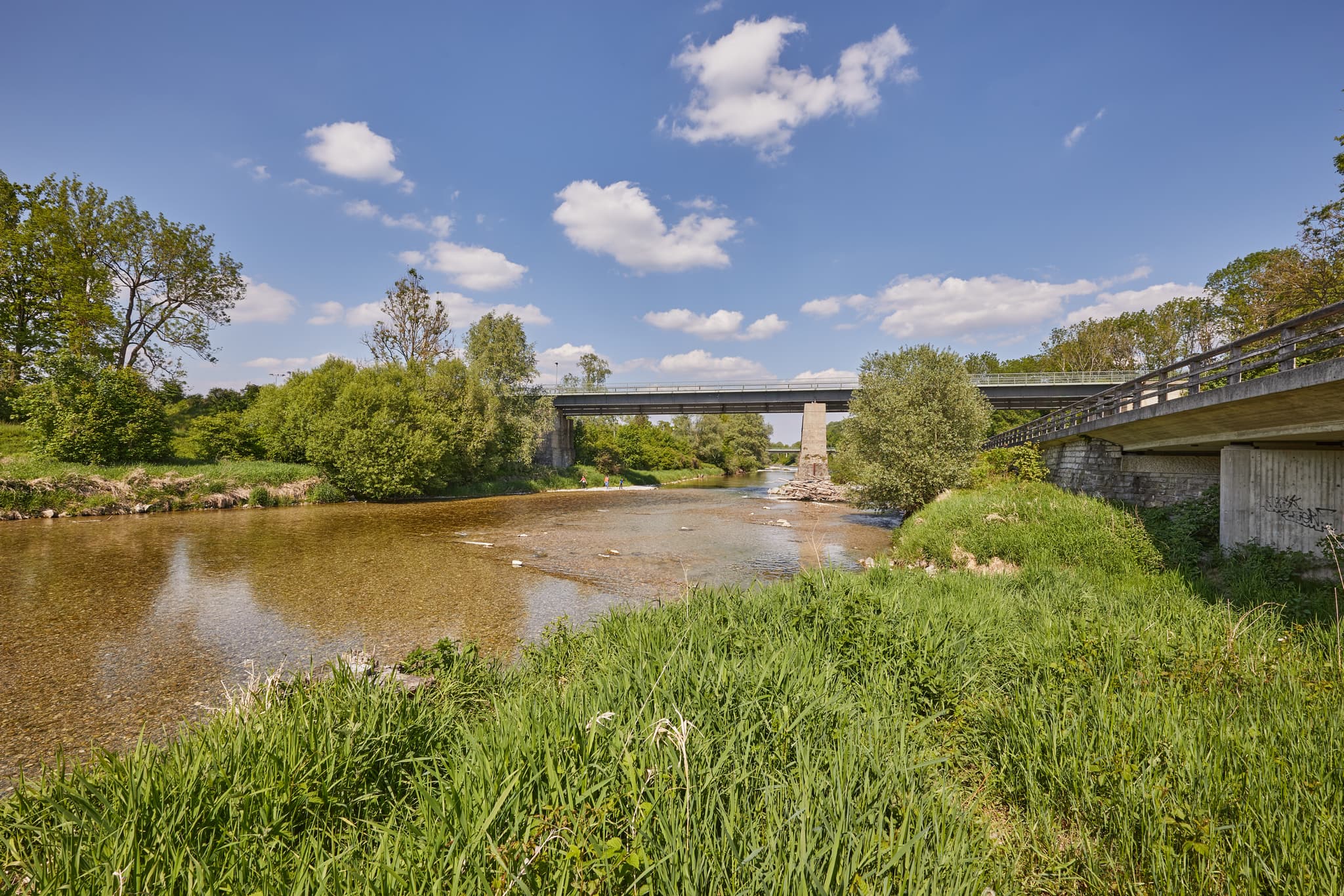Ansicht des Alz Radwegs Hirten-Burgkirchen, Burgkirchen, Landkreis Altötting, Oberbayern. Die Szene zeigt Fluss, Brücken und Vegetation der Region Inn-Salzach.