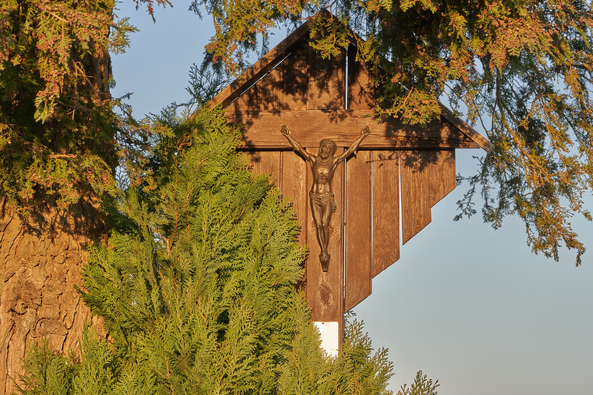 Ein Feldkreuz in Martinskirchen, Ortsteil von Wurmannsquick, Landkreis Rottal-Inn. Das Motiv befindet sich in der Region Holzland, Niederbayern, Deutschland.