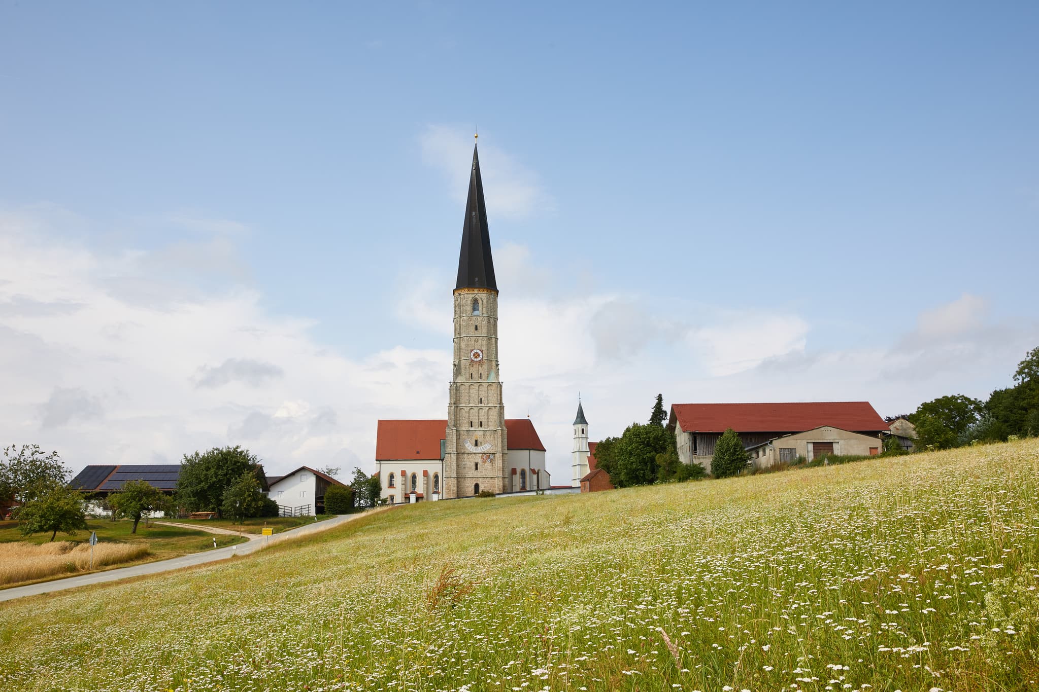 Kirche Schildthurn, Zeilarn, Rottal-Inn, Niederbayern. Ansicht mit Wiesen und Höfen im Holzland, Deutschland. Ländliche bayerische Idylle.