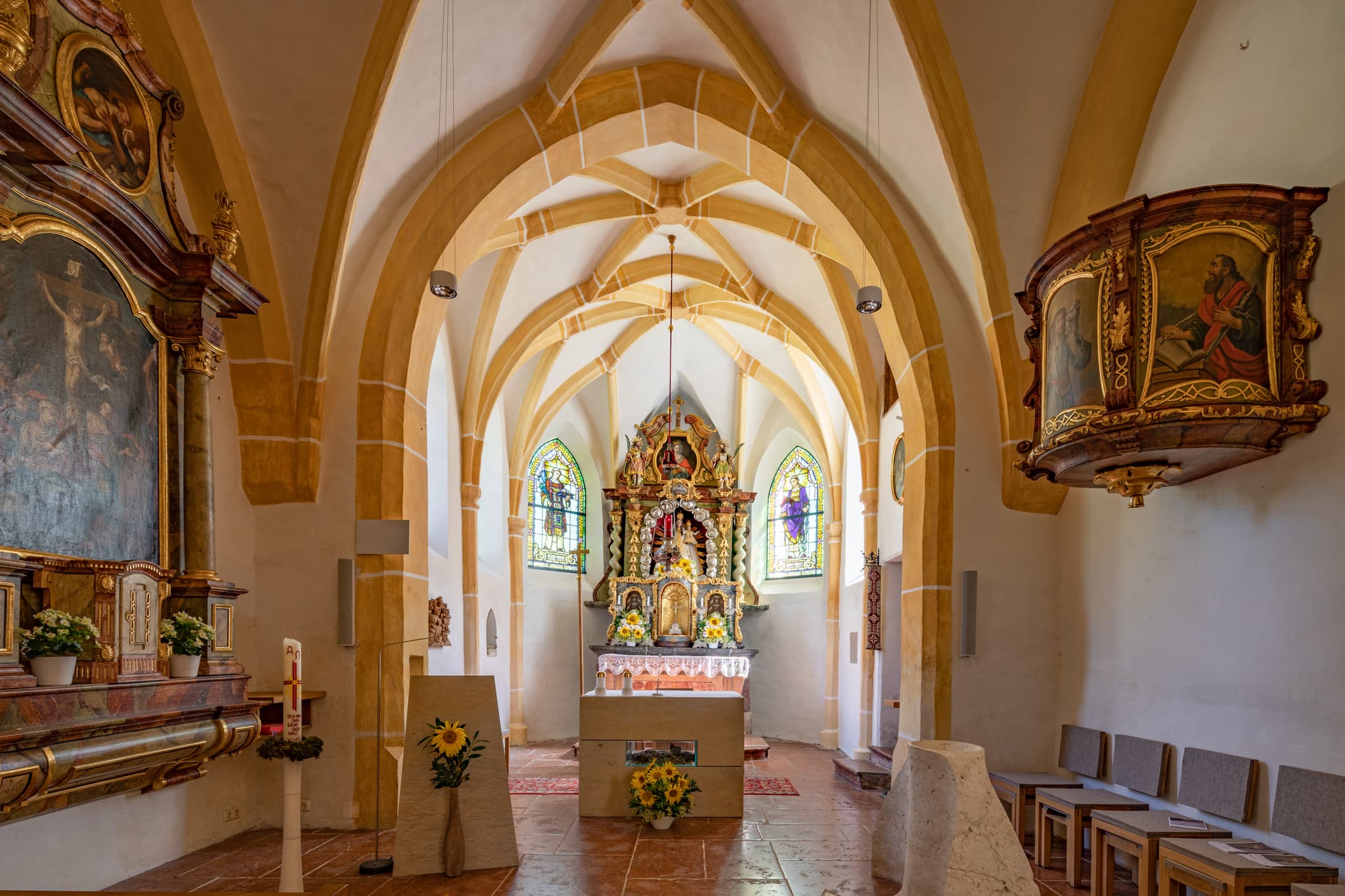 Innenansicht Pfarrkirche Radegundis in Hadermarkt, St. Radegund, Bezirk Braunau am Inn, Oberösterreich, Innviertel, Österreich. Altar, Kanzel, Kirchenschiff.