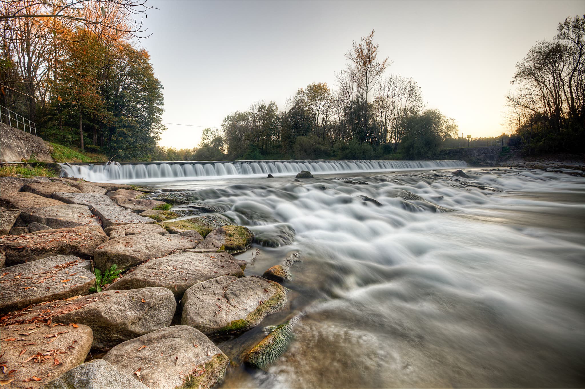 Flusslandschaft mit oberem Wasserfall an der Alz nahe Garching, Landkreis Altötting, Oberbayern. Eine naturnahe Szene im Inn-Salzach-Gebiet Deutschlands.