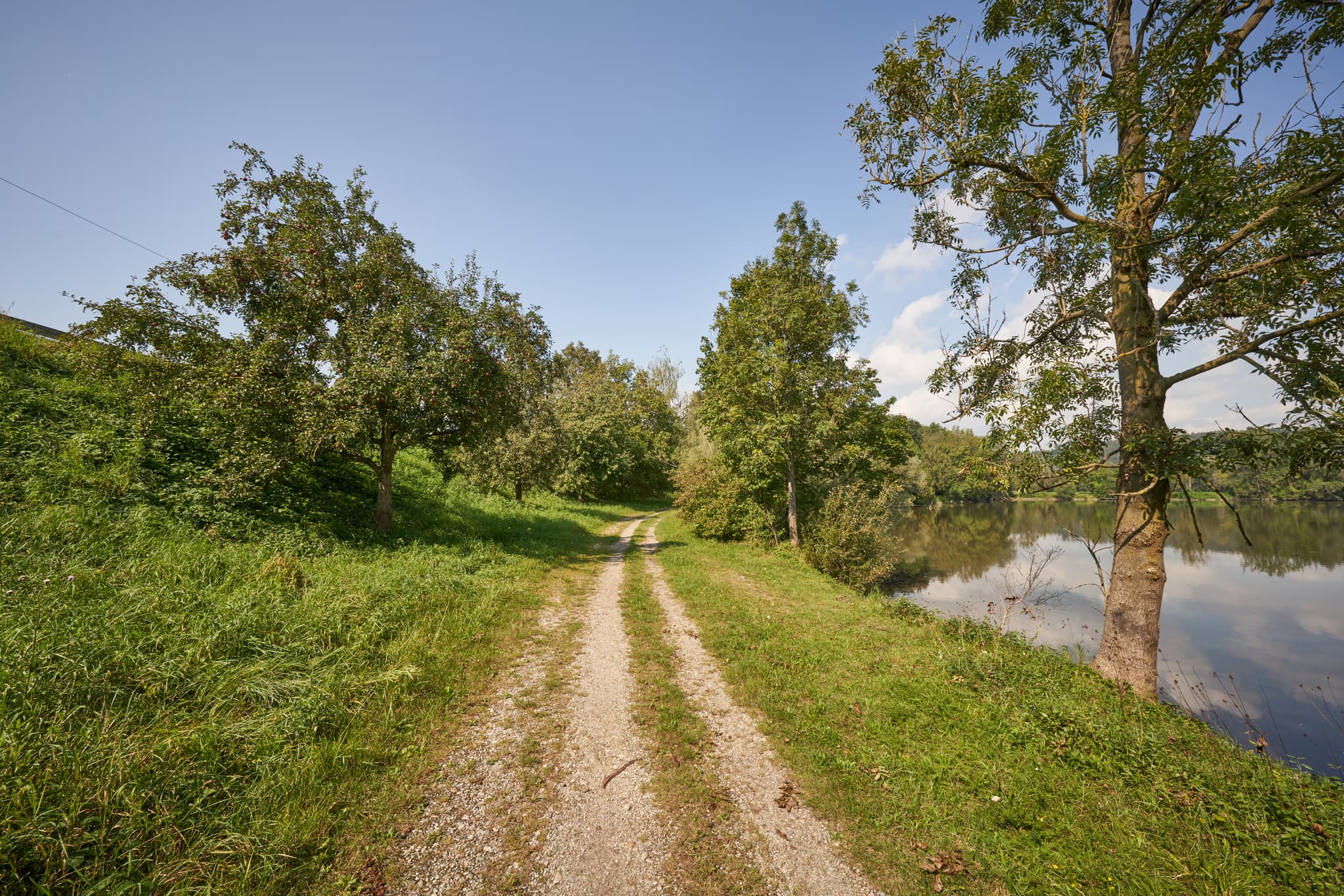 Ruhiger Feldweg am Isen-Stausee, Landschaft bei Winhöring in Altötting, Oberbayern, Inn-Salzach Region in Deutschland bietet eine schöne Natur.