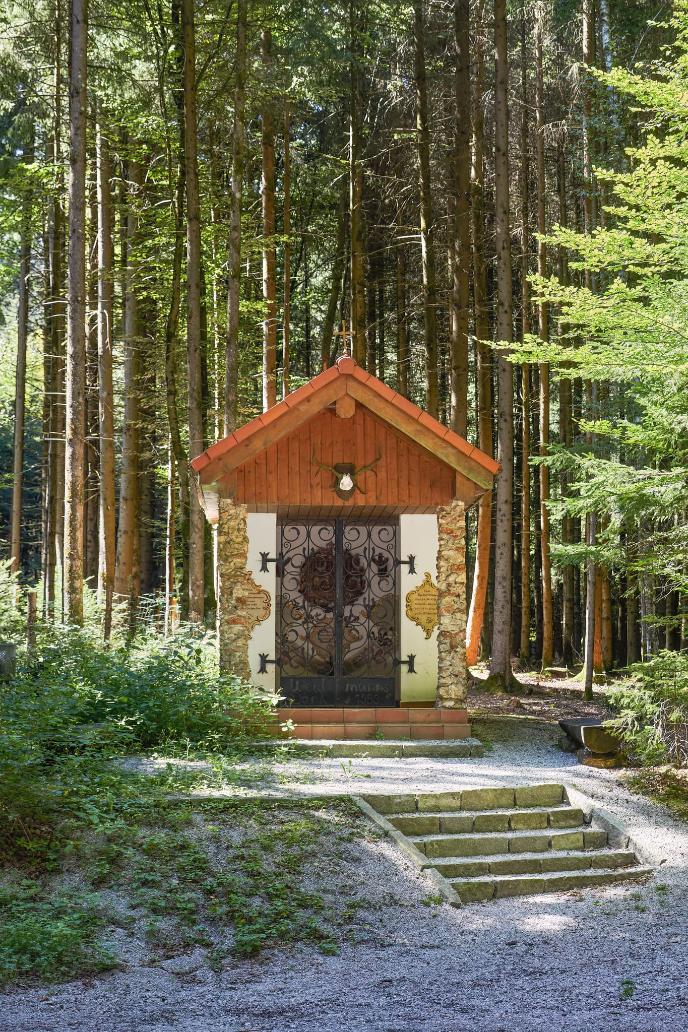 Die Jagdkapelle im Weilhartsforst bei St. Radegund im Landkreis Braunau am Inn, Oberösterreich, Innviertel, Österreich. Eine kleine Kapelle im Wald.