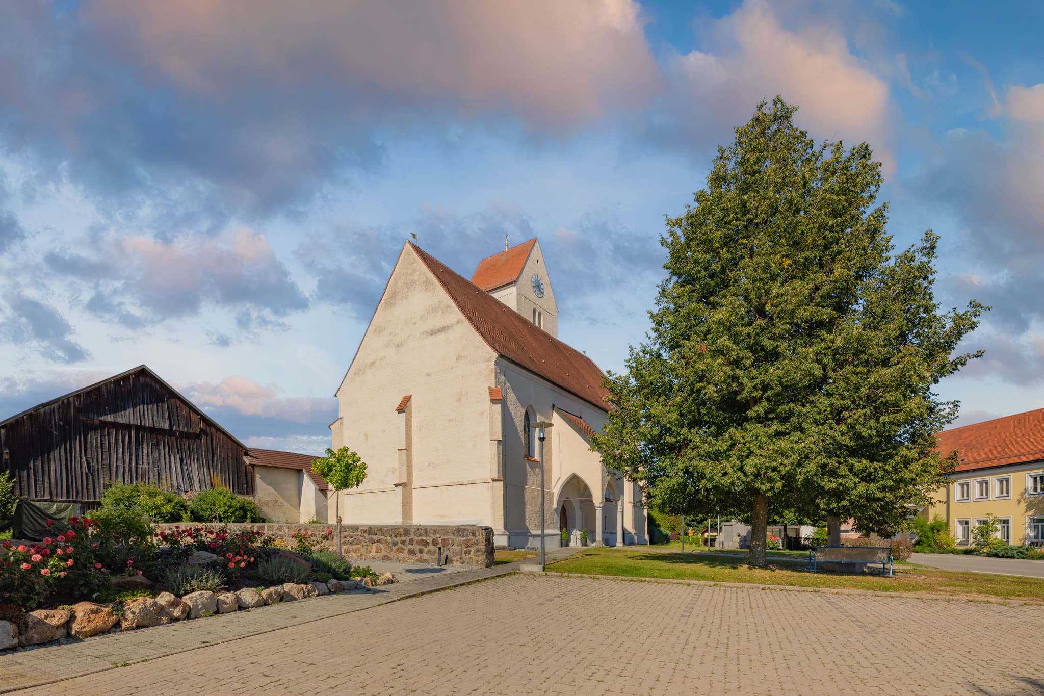 Die Pfarrkirche St. Valentin in Reutern, Ortsteil von Bad Griesbach, Landkreis Passau, Niederbayern, Deutschland. Malerische Ansicht der Kirche im Donau-Wald.