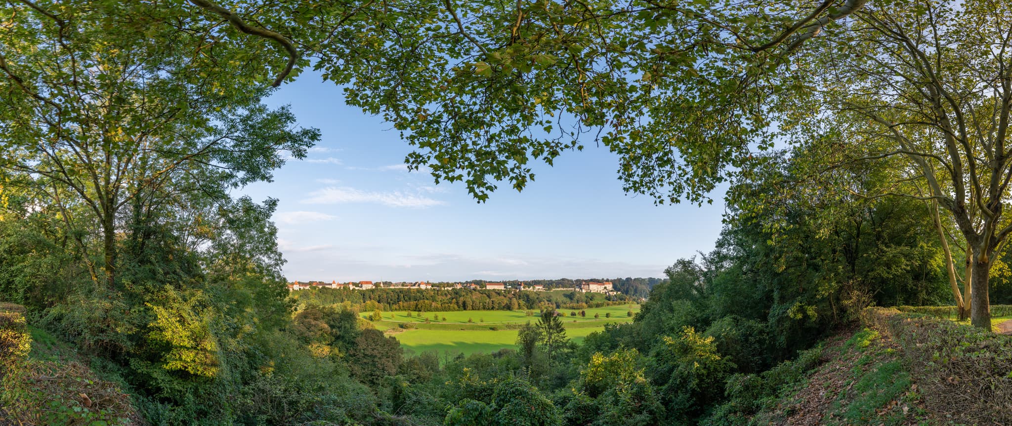 Panoramablick vom Parkplatz Burgblick bei Burghausen im Landkreis Altötting, Oberbayern. Grüne Landschaft und Siedlungsgebiete der Inn-Salzach Region.