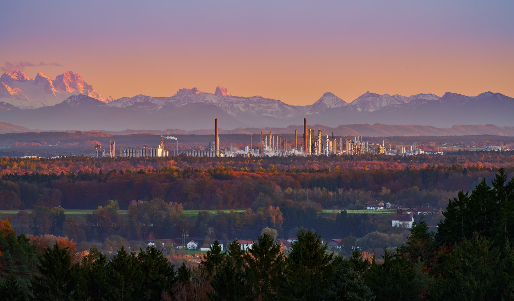 Pfaffenberg, Gemeinde Erlbach, Industrie mit Alpen am Horizont. Landkreis Altötting, Oberbayern, Region Inn-Salzach, Deutschland. Industrie und Natur im Herbst.