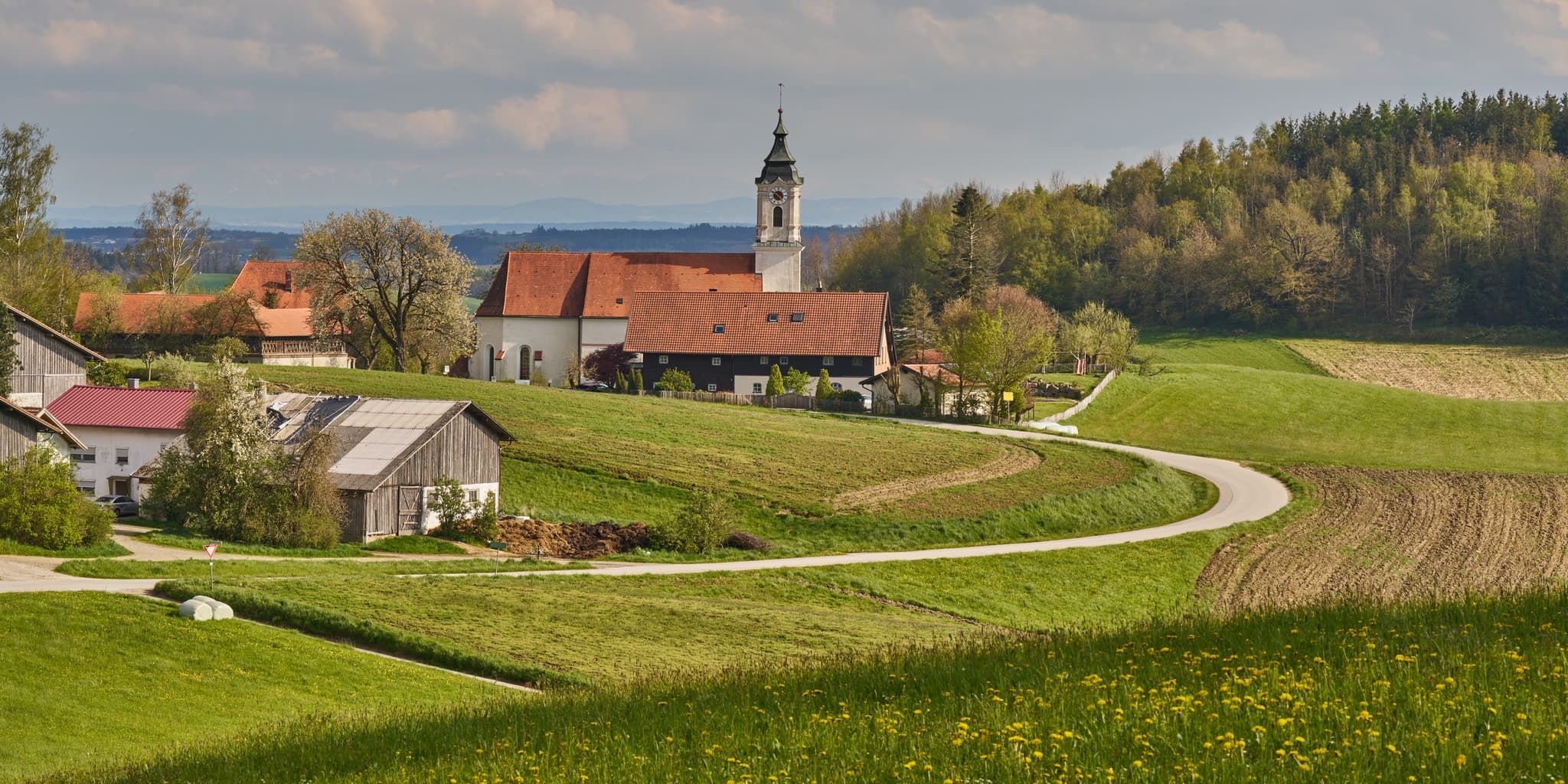 Entdecken Sie die malerische Wallfahrtskirche St. Wolfgang im Luftbild, idyllisch in Bad Griesbach, Landkreis Passau, Niederbayern. Ein Juwel im Bäderdreieck.