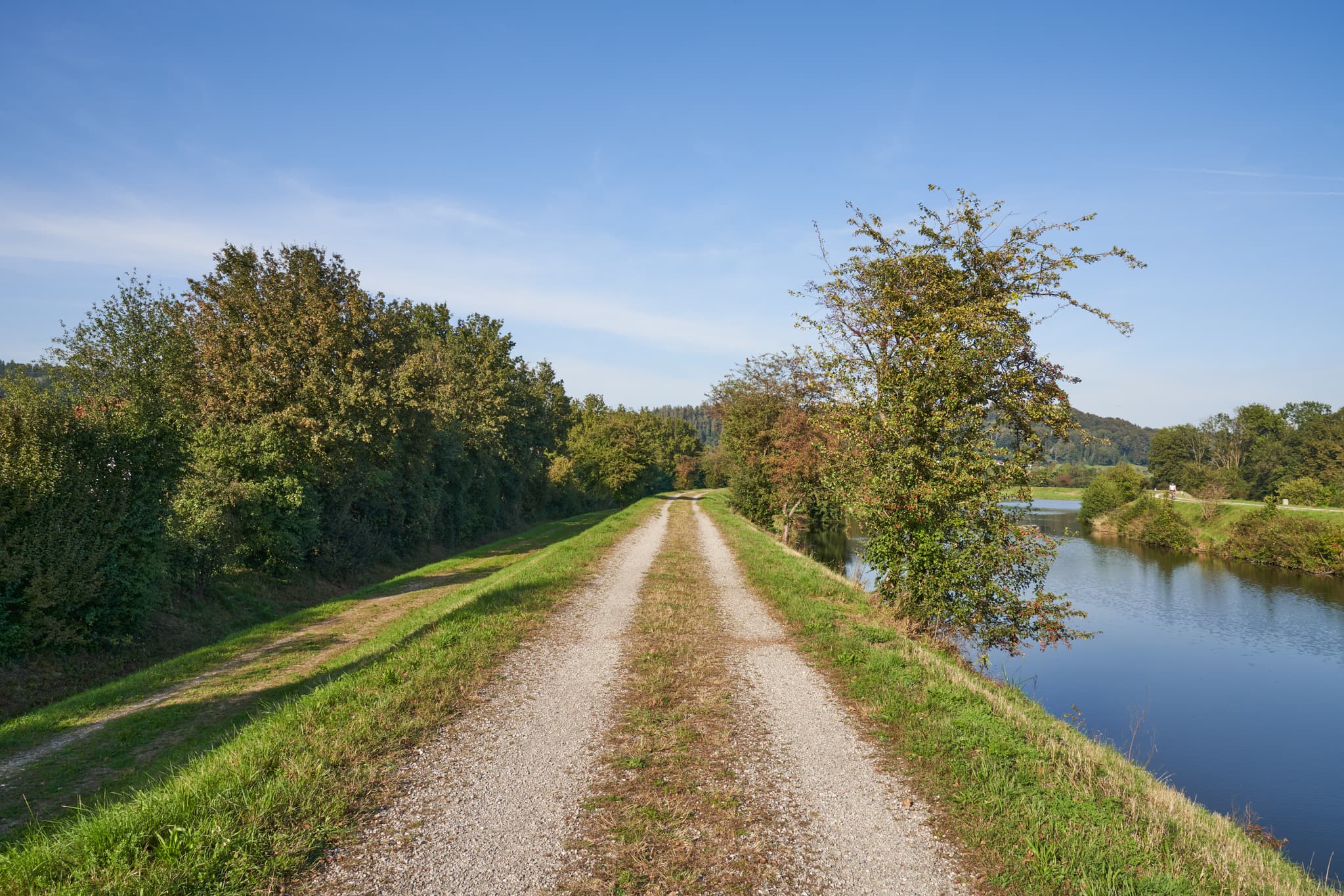 Schotterweg an der Isen bei Kronberg, Winhöring, Landkreis Altötting, Oberbayern. Ländliche Natur prägt die Region Inn-Salzach, Deutschland.