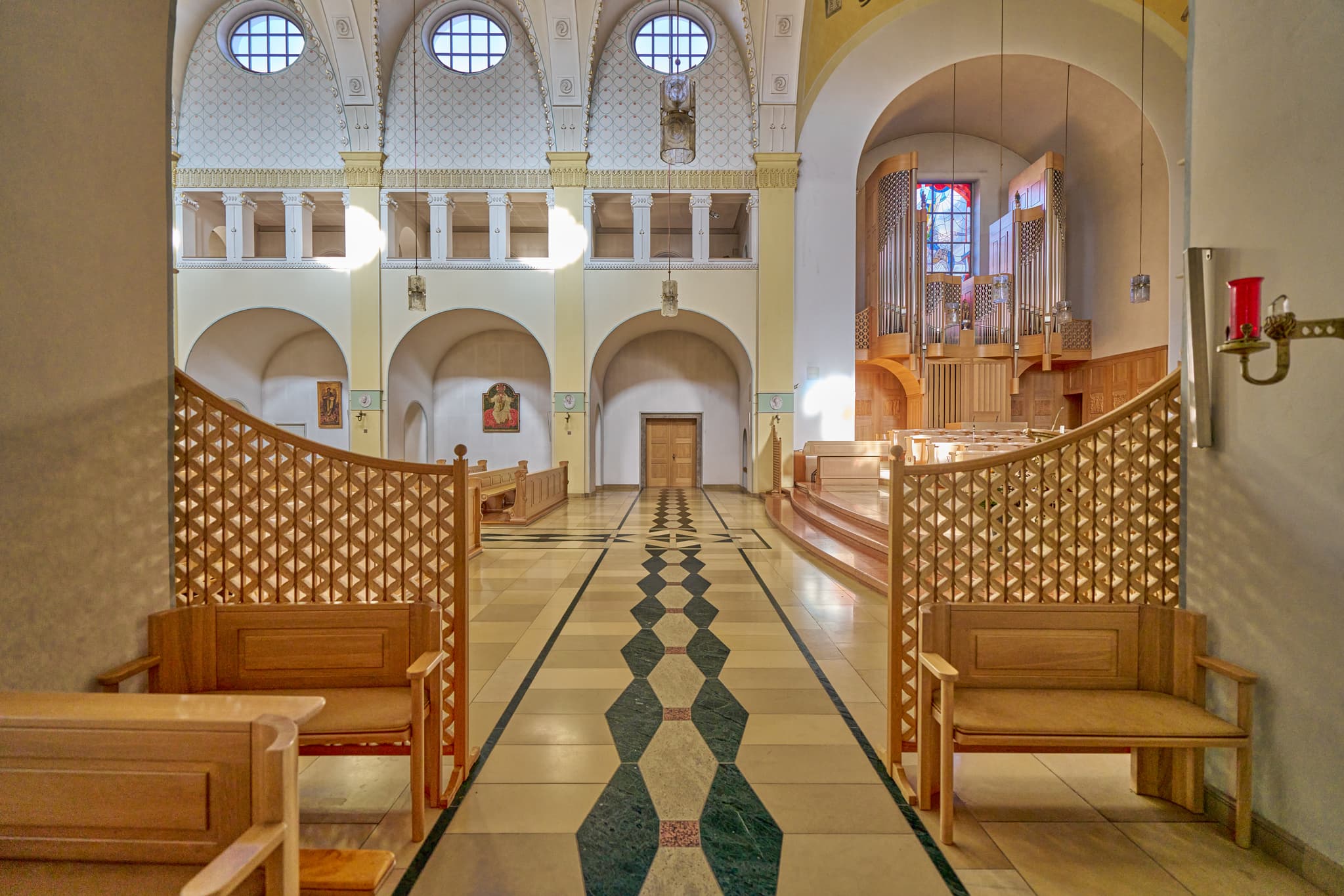 Blick in die Schweiklberg Abtei Kloster Kirche in Vislhofen, Landkreis Passau, Niederbayern. Zeigt Nebengang, Bänke und Orgel. Bayerischer Wald, Donau-Wald.
