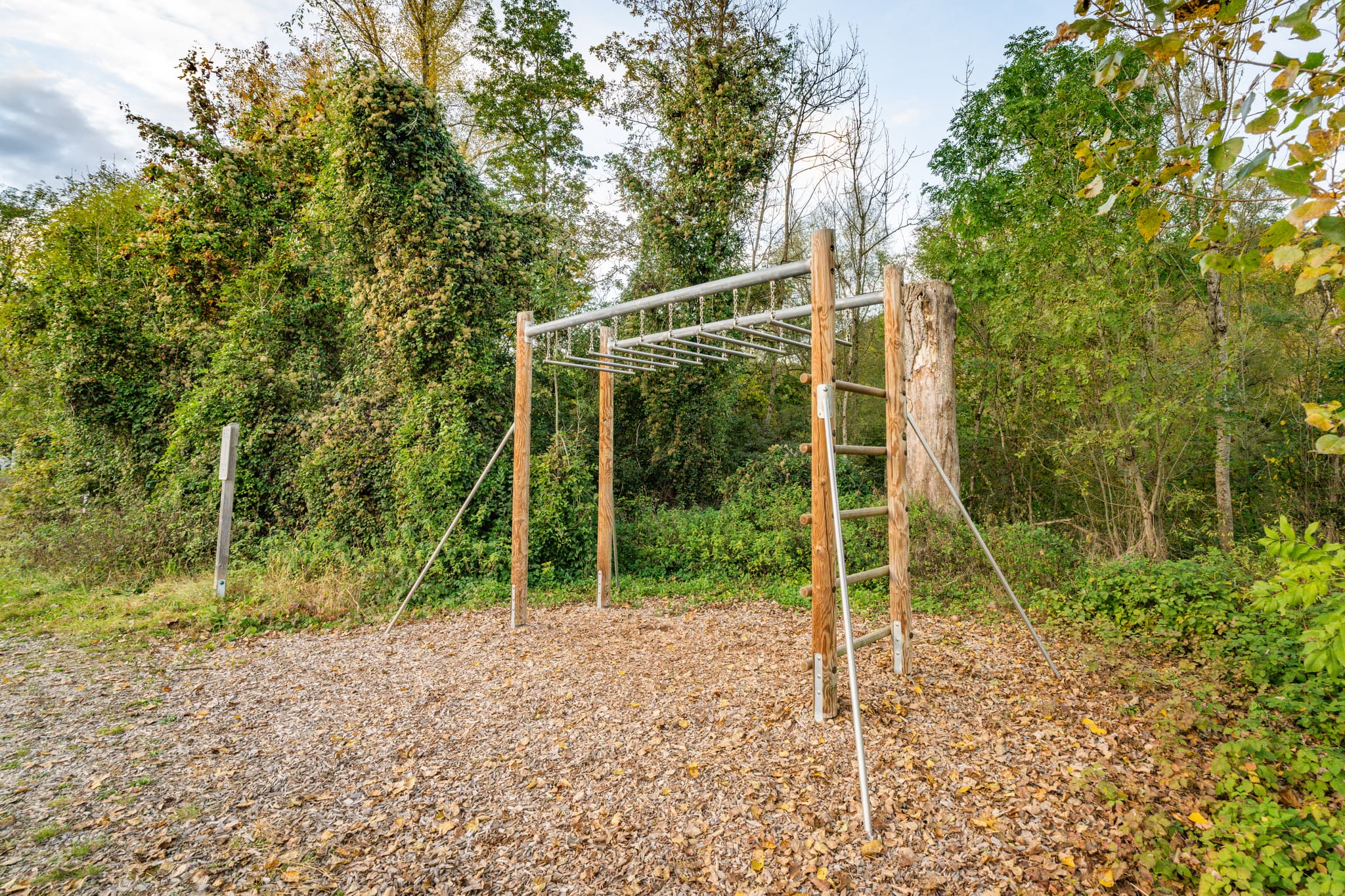 Trainingsgerät, Trimm-dich-Pfad, Sportanlage in Winhöring, Gemeinde im Landkreis Altötting, Oberbayern, Deutschland.