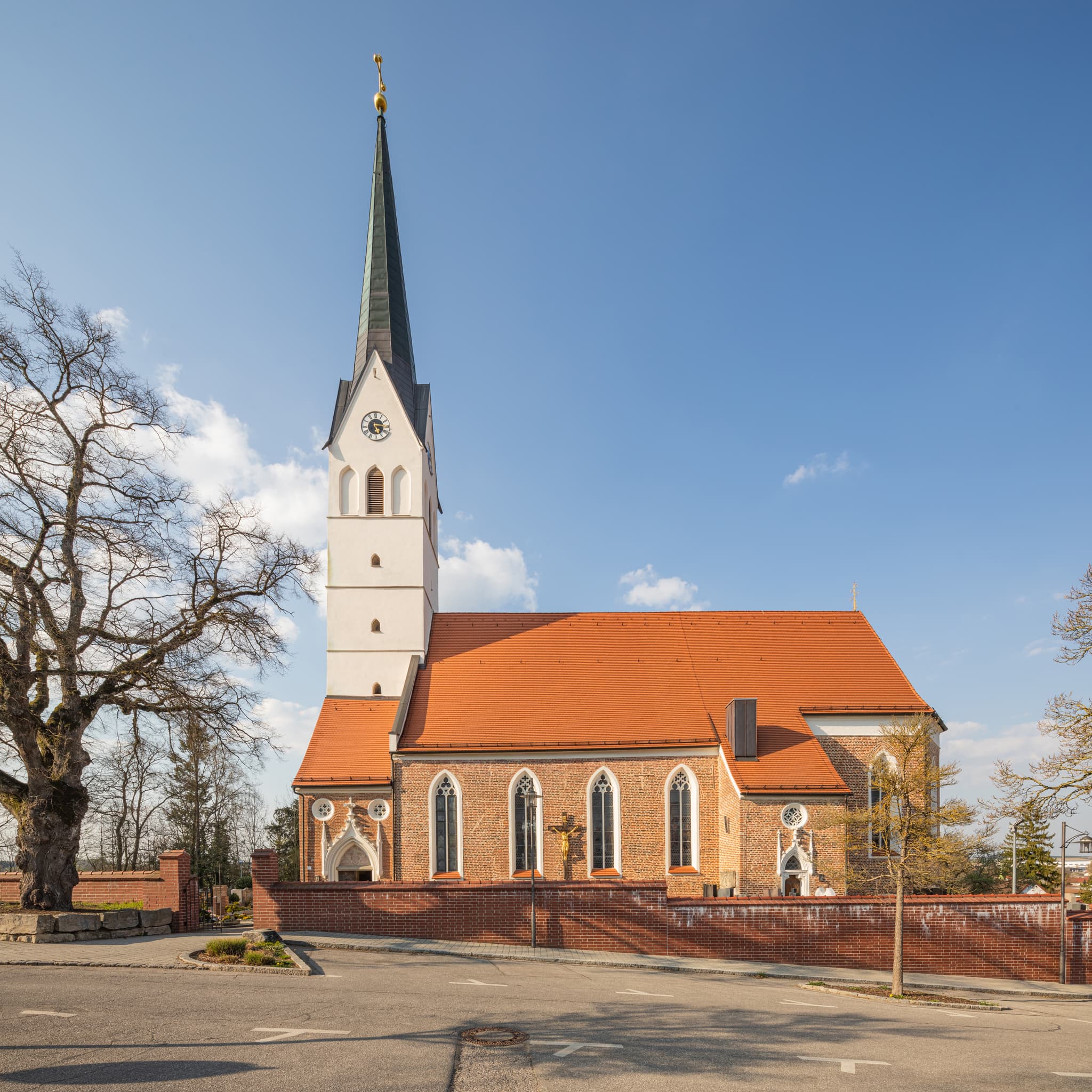 Außenansicht der Pfarrkirche St. Stephan in Massing, Rottal-Inn, Niederbayern, Holzland, Deutschland.
