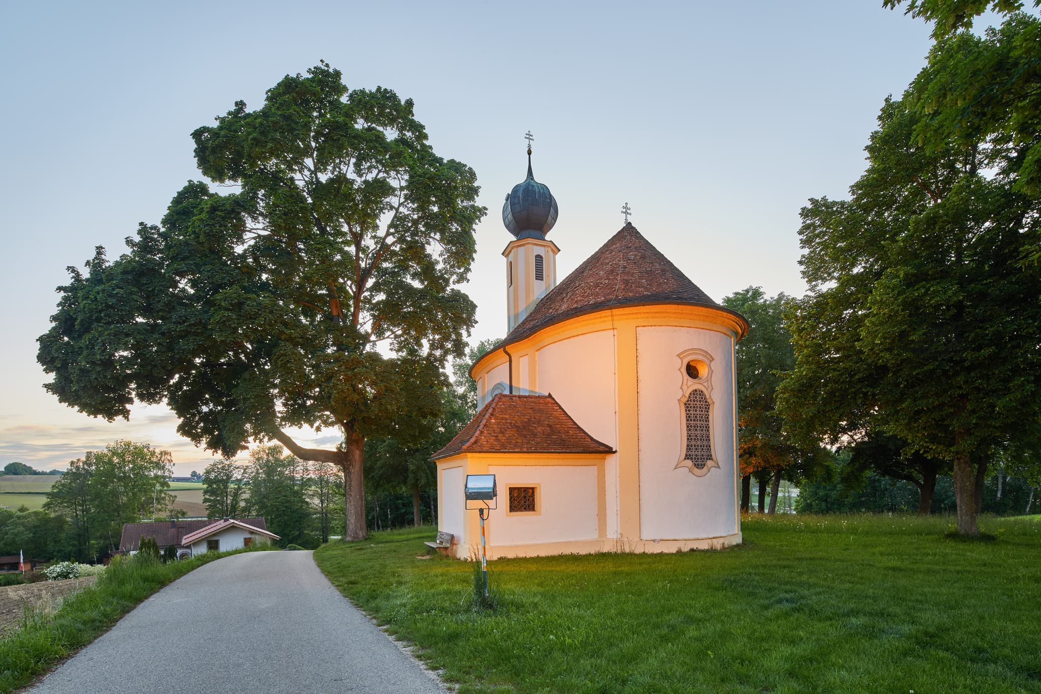 Die Wallfahrtskirche Maria Schnee in Kirchbrunn, Heldenstein, Landkreis Mühldorf am Inn, Oberbayern. Inn-Salzach Region Deutschland.