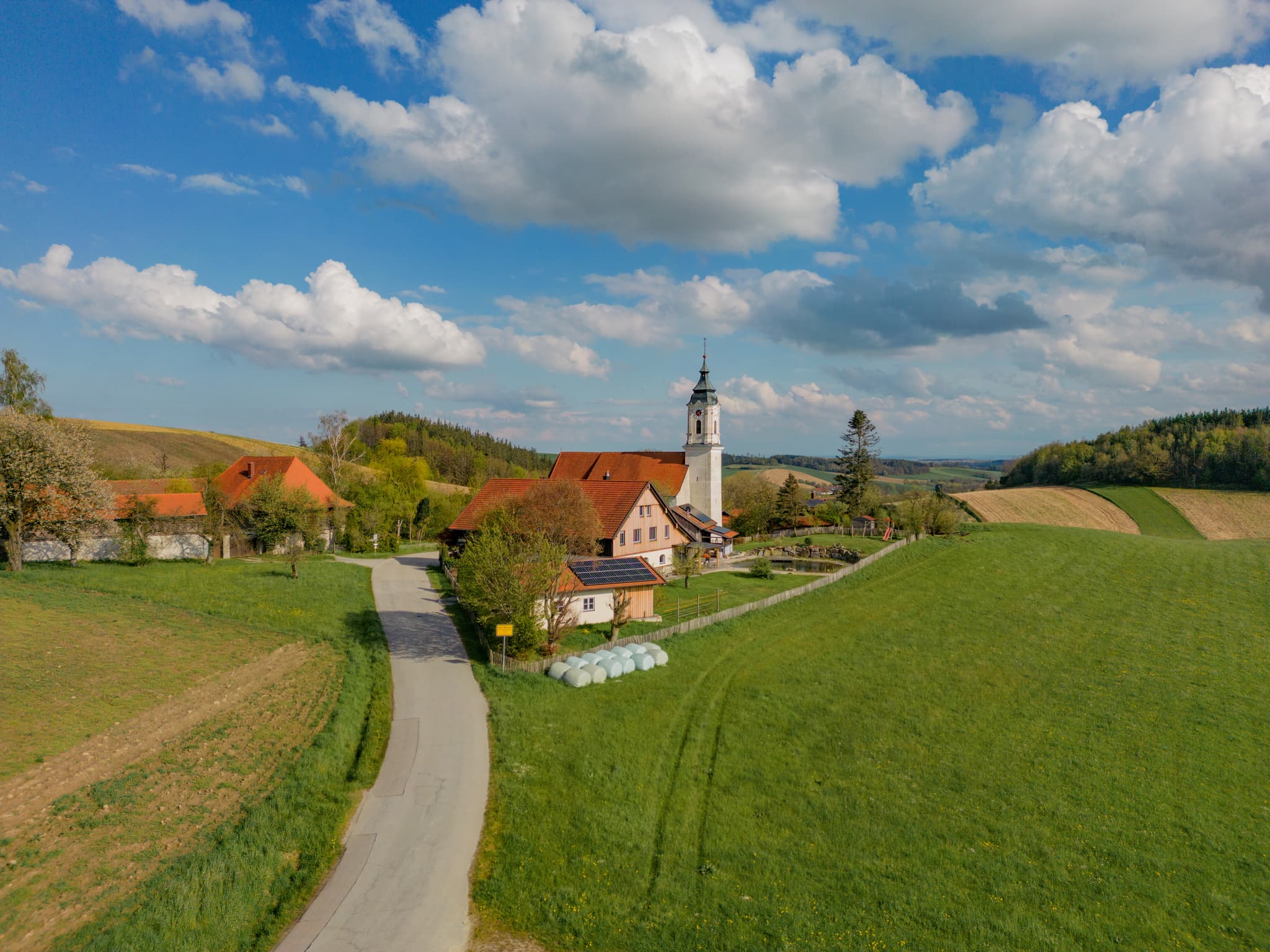 Luftbild von St. Wolfgang in Bad Griesbach im Landkreis Passau, Niederbayern. Die malerische Ortsansicht zeigt die ländliche Schönheit des Bäderdreiecks.