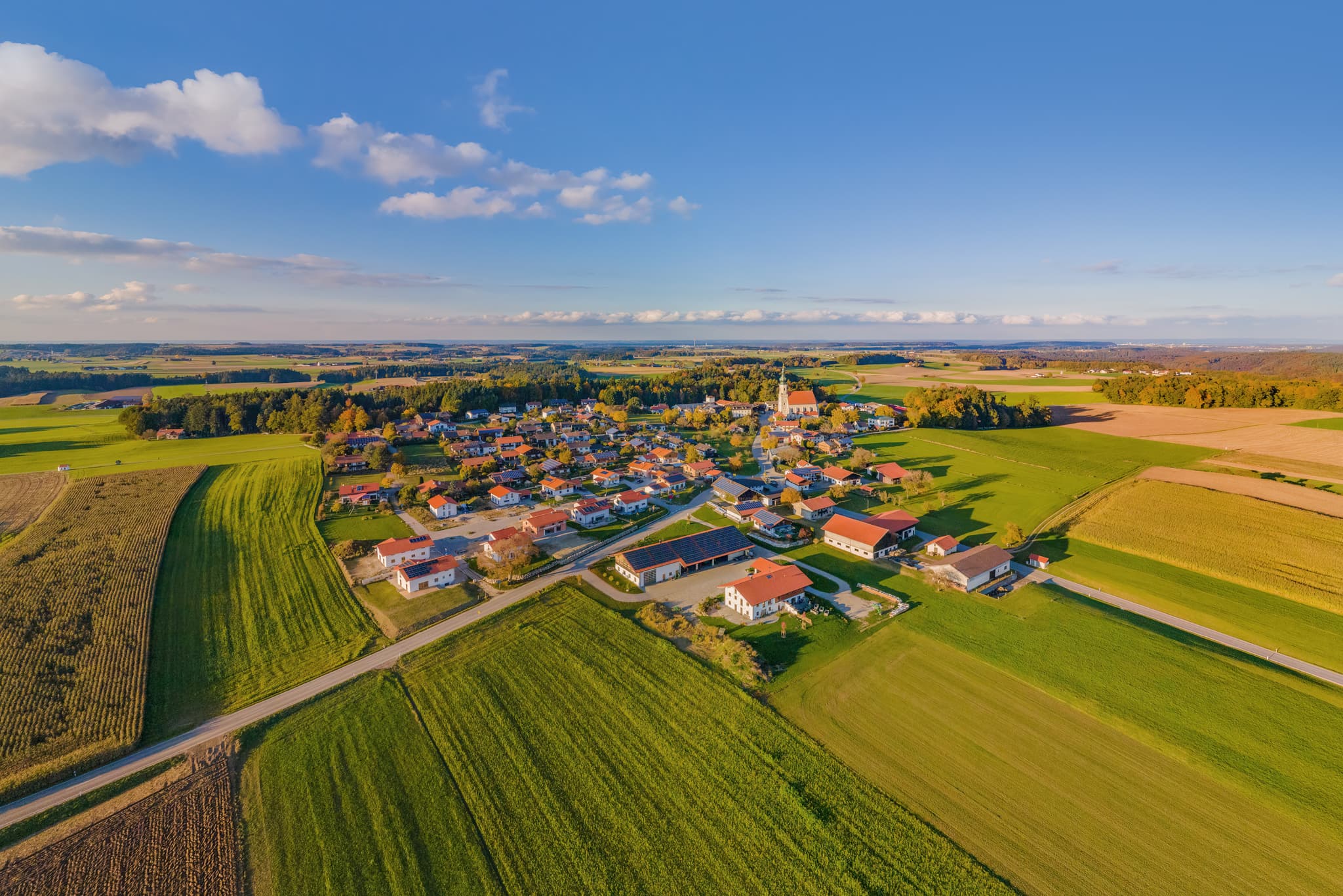 Atemberaubendes Panorama von Asten bei Tittmoning im Landkreis Traunstein, Oberbayern. Entdecken Sie die Schönheit der Inn-Salzach-Region in Deutschland.