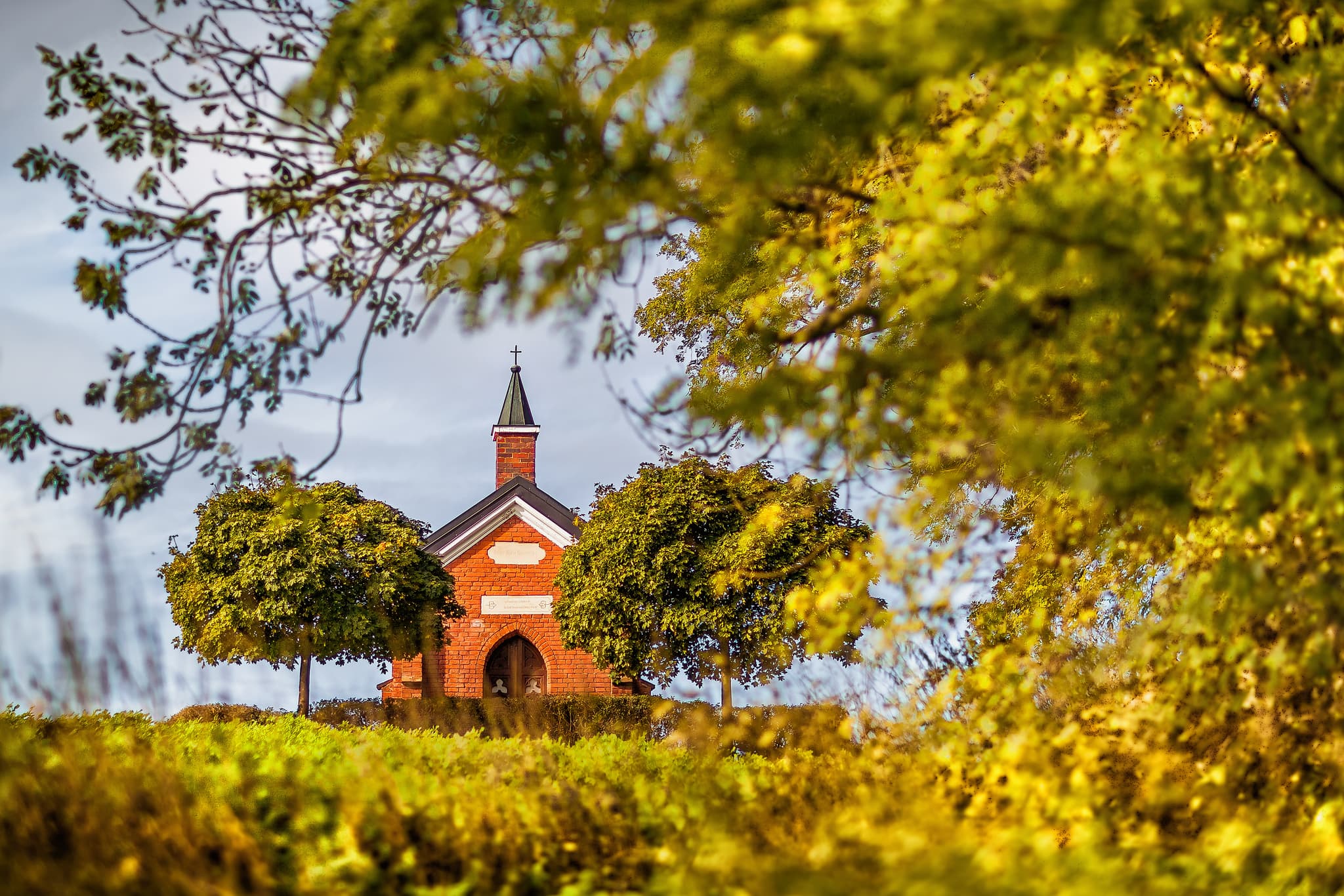 Die Isen Kapelle in Winhöring, Landkreis Altötting, Oberbayern, Deutschland. Das Bild zeigt das ländliche Bauwerk umgeben von Natur in der Region Inn-Salzach.
