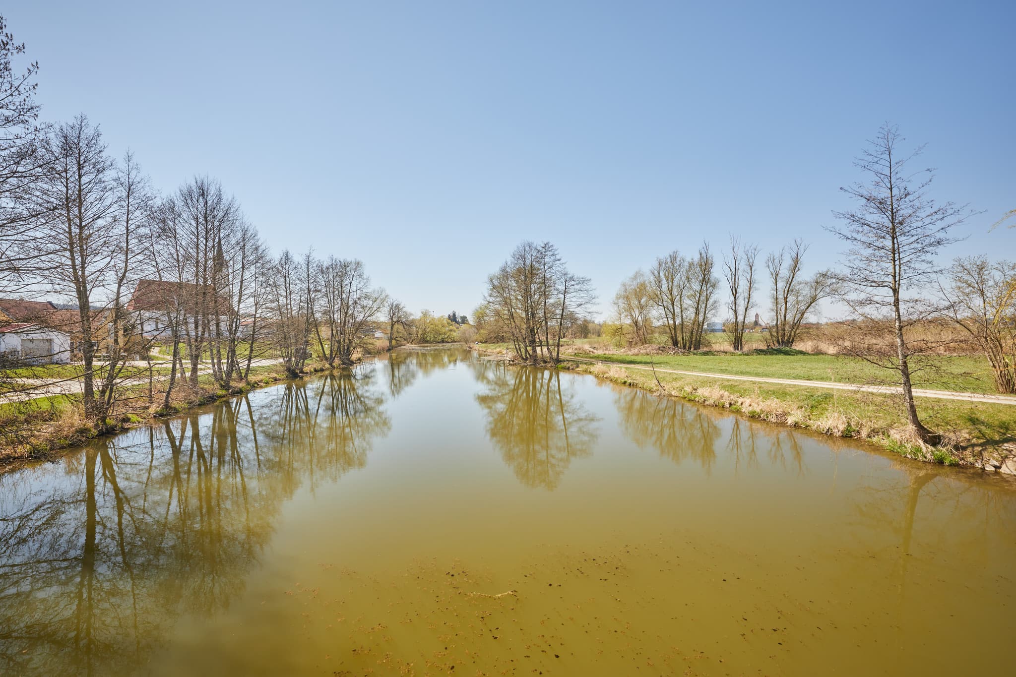 Flusslandschaft an der Rott in Unterdietfurt im Landkreis Rottal-Inn, Niederbayern, Deutschland, zeigt einen idyllischen Flusslauf mit Uferbäumen im Holzland.