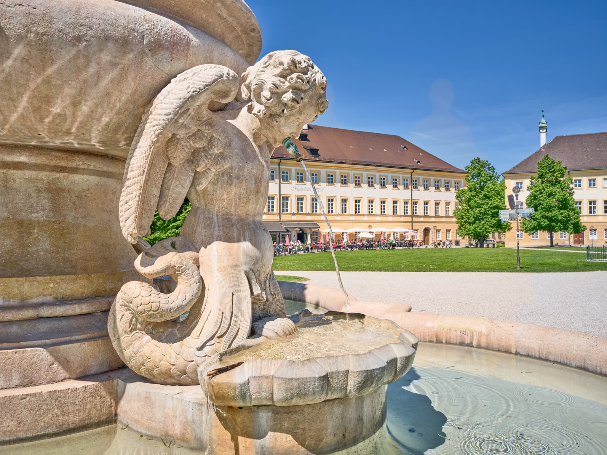 Marienbrunnen am Kapellplatz in Altötting, Oberbayern, Deutschland, Inn-Salzach, Wasserspiele im Sommer.