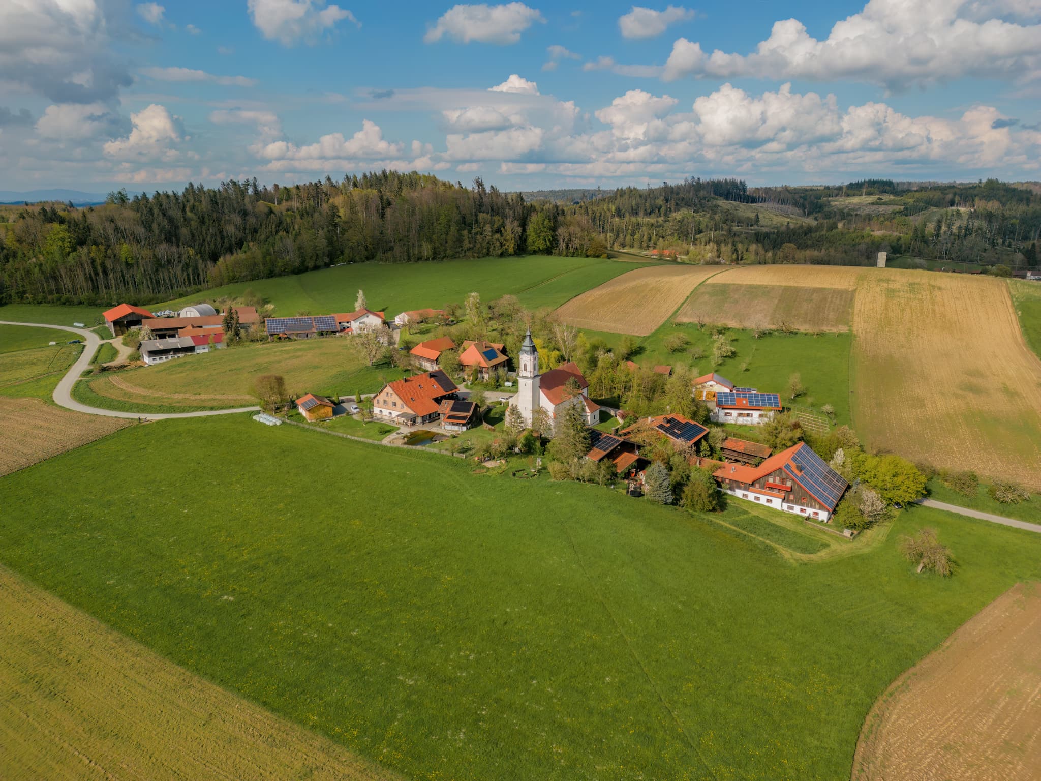 Luftbildansicht von St. Wolfgang bei Bad Griesbach im Landkreis Passau, Niederbayern. Malerische Landschaft, Deutschland.