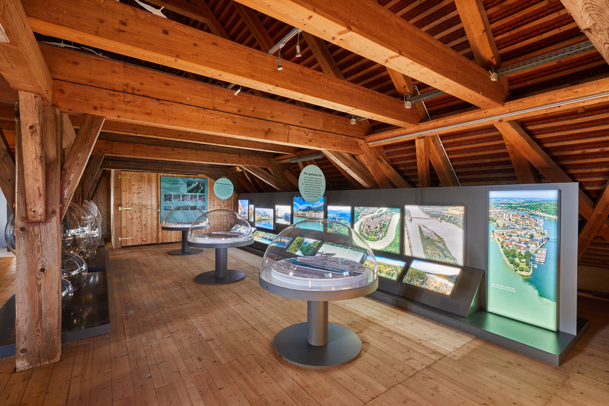 Ausstellung auf Burg Frauenstein, Mining, Braunau am Inn, Oberösterreich. Informative Displays präsentieren Landschaften des Europareservats Unterer Inn