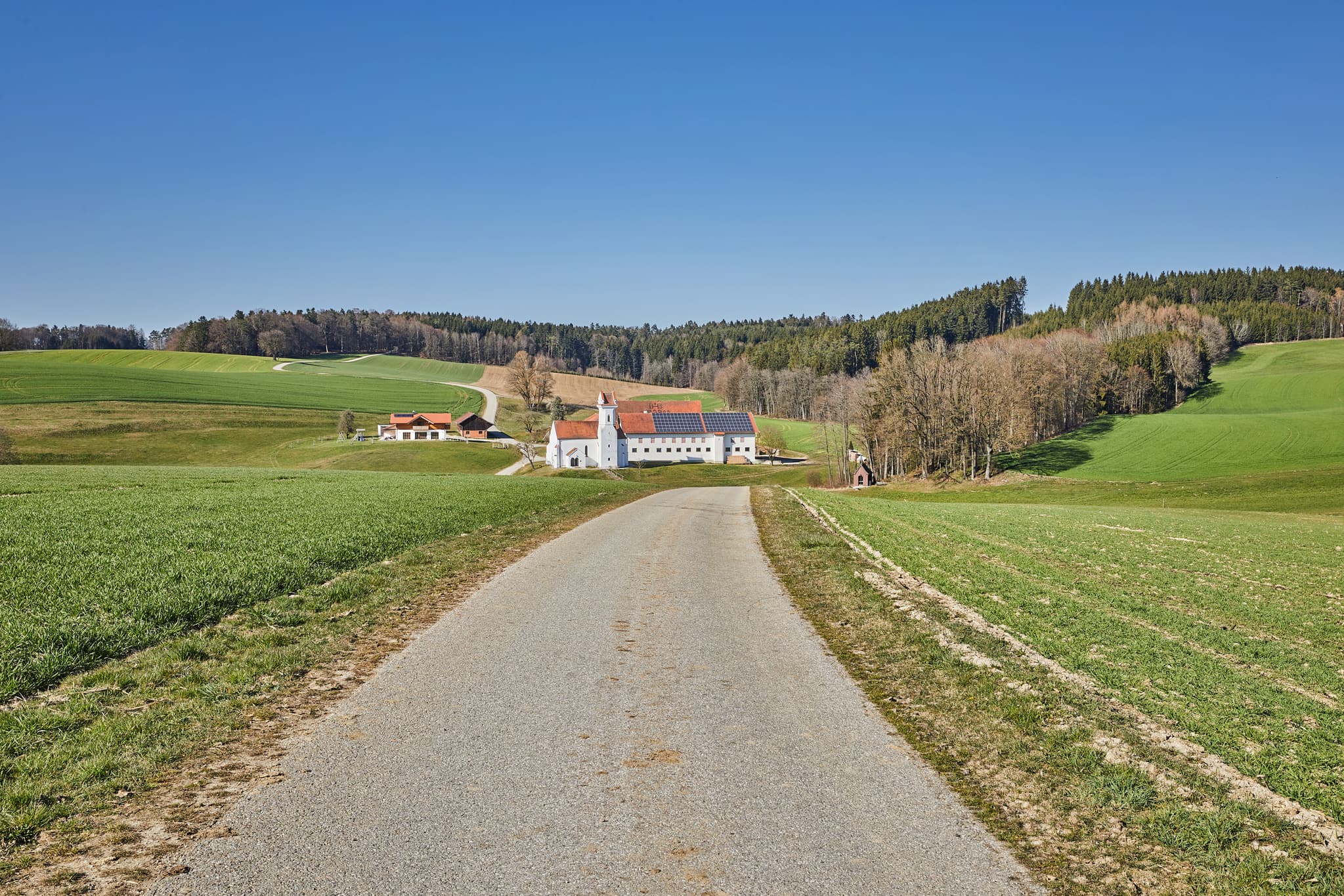 Idyllische Landschaft mit Kirche in Birnbach, Gemeinde Erlbach, Landkreis Altötting, Oberbayern. Felder und ein Weg in der Region Inn-Salzach, Deutschland.