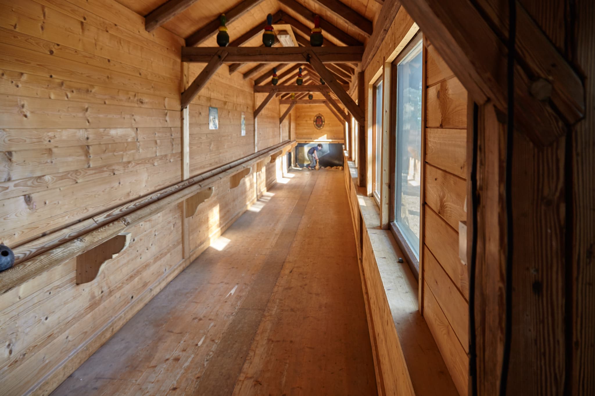 Erleben Sie die Holzkegelbahn im Biergarten von Leonberg in Bayern. Genießen Sie die entspannte Atmosphäre und die traditionelle bayerische Gastlichkeit.