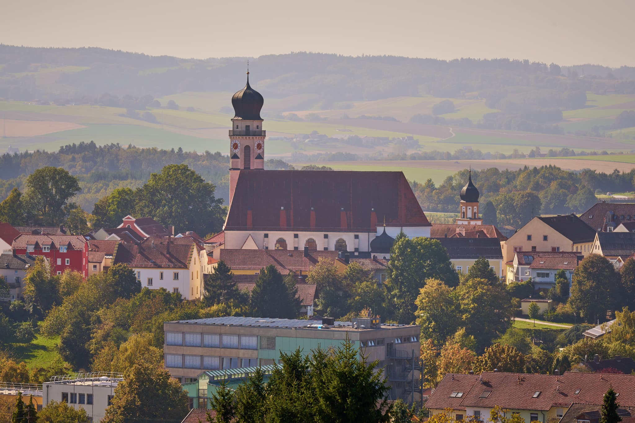 Landschaftsansicht von Bad Griesbach, Stadt im Landkreis Passau, Niederbayern, Bayern, Deutschland. Die Region liegt im Bayerischen Wald.