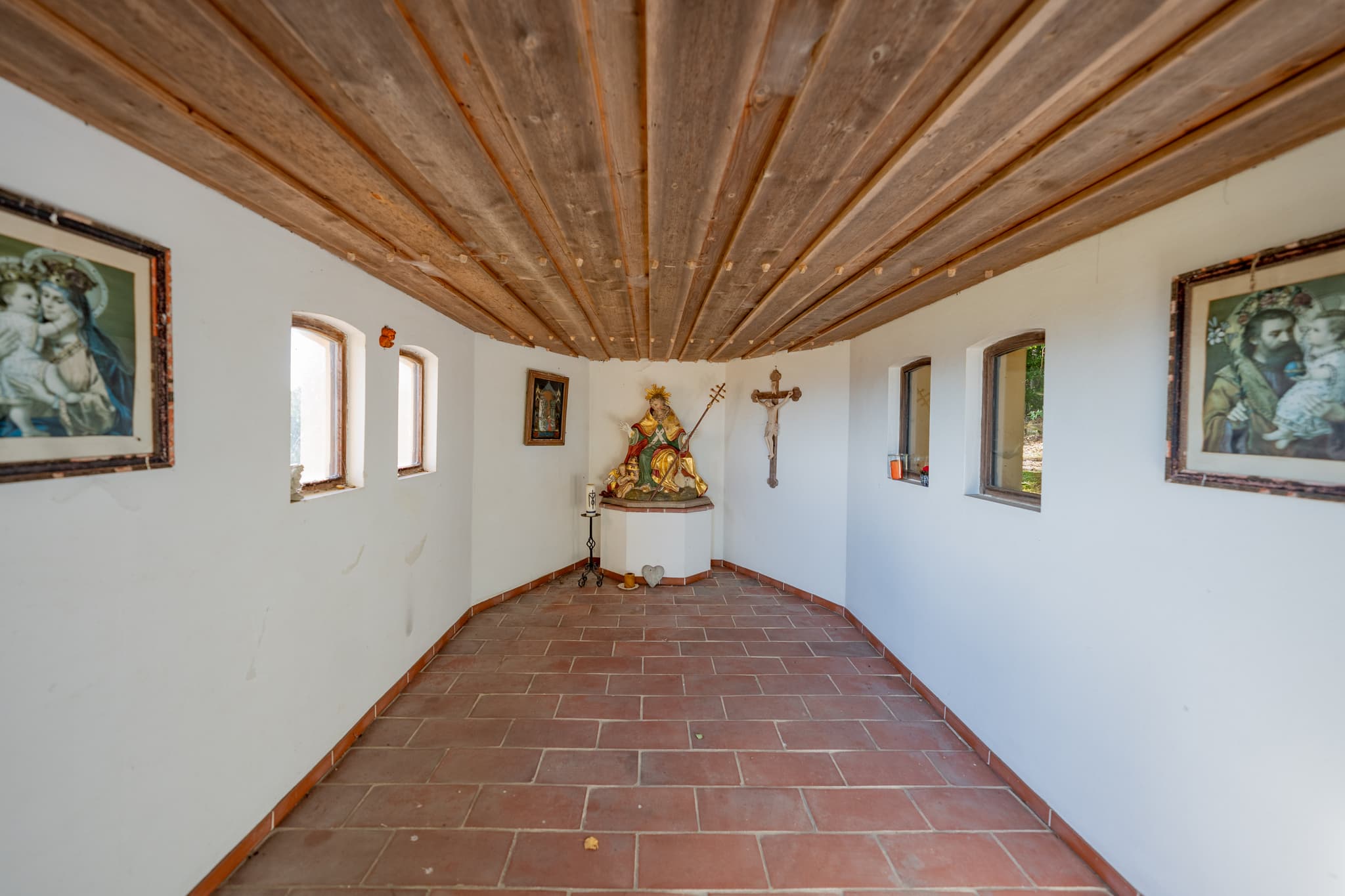 Bertenöder Kapelle, Stubenberg, Rottal-Inn, Niederbayern, Deutschland. Kapelle im Holzland mit Altar, Wandbildern, Holzbalkendecke, Ziegelboden.
