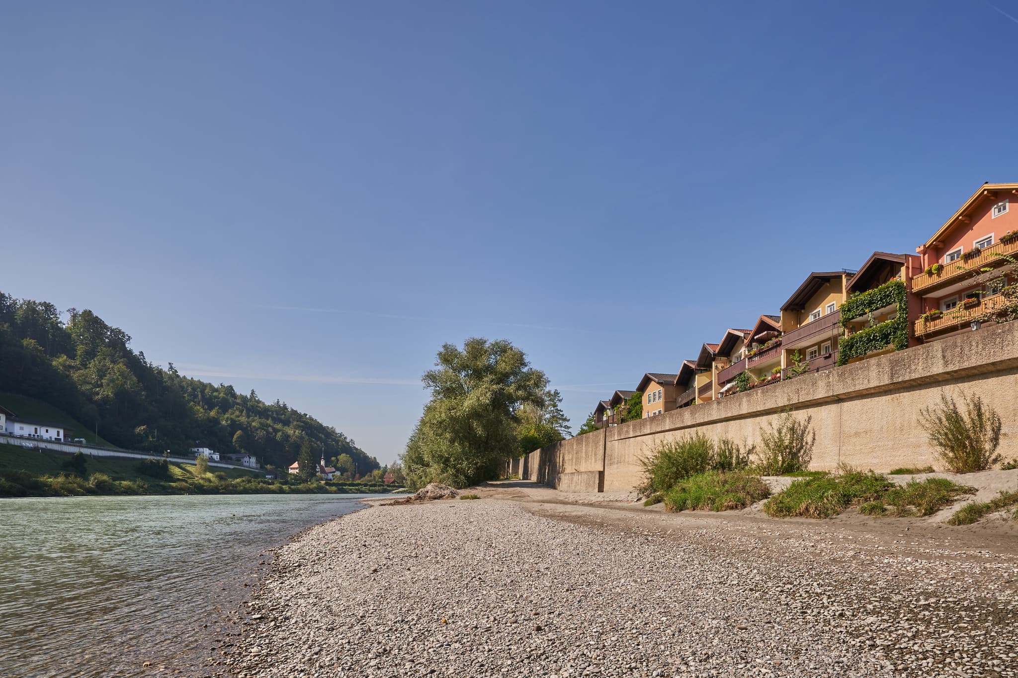 Bild der Salzach bei Burghausen, Landkreis Altötting, Regierungsbezirk Oberbayern, Region Inn-Salzach, Bayern, Deutschland. Häuser am Ufer, Flusslandschaft.