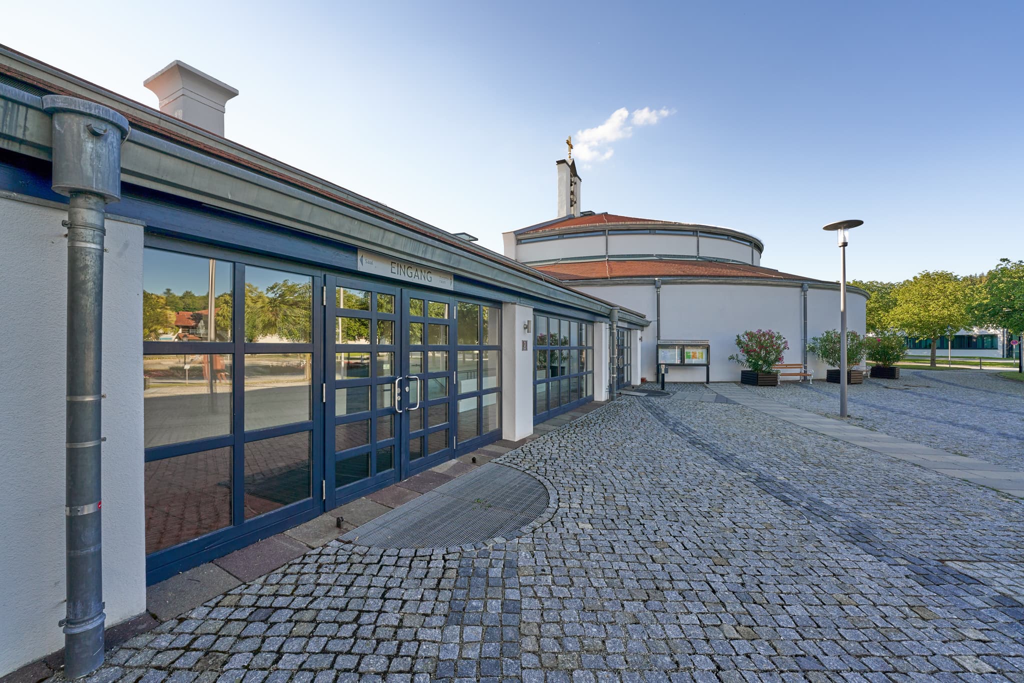 Die Emmauskirche in Bad Griesbach, Landkreis Passau, Niederbayern, ein spiritueller Ort im Bäderdreieck Deutschlands, umgeben von Thermen.