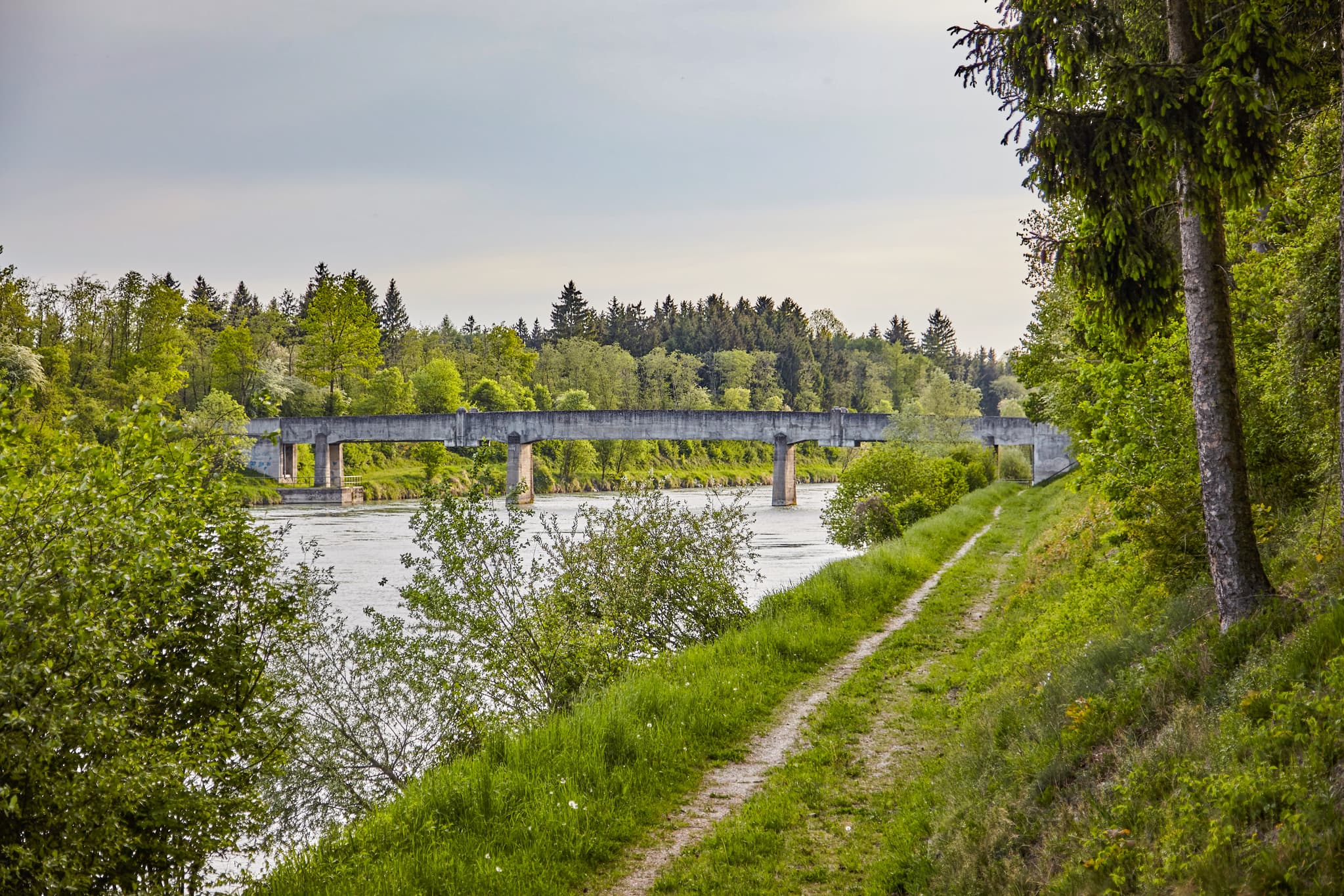 Die Alte Steinerne Brücke in Töging am Inn, Altötting. Historisches Motiv im bayerischen Oberbayern, Region Inn-Salzach, Deutschland. Flusslandschaft mit Brücke