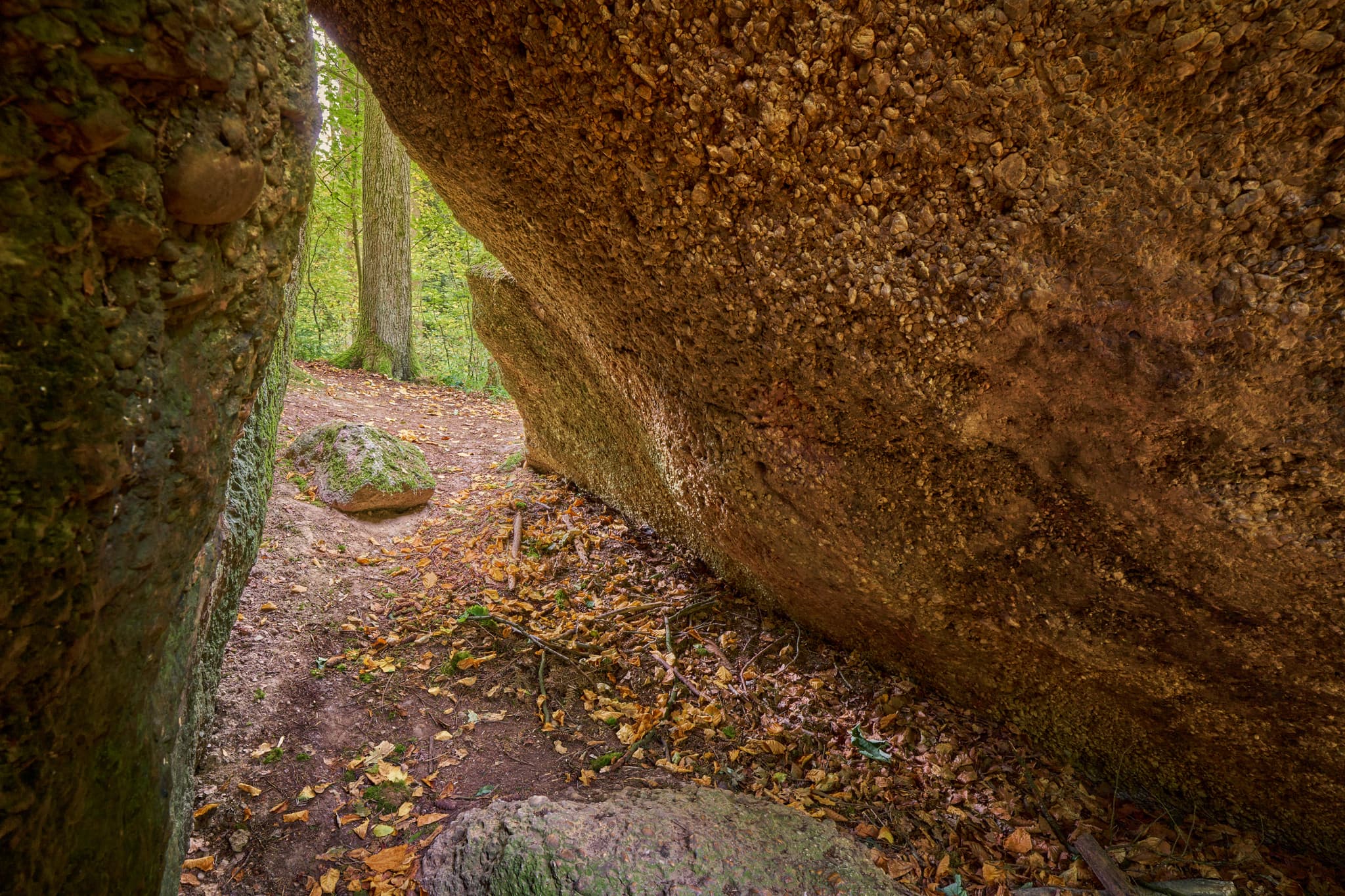 Teufelsstein in Bad Griesbach, Landkreis Passau, Niederbayern, Bayern, Deutschland. Das Bild zeigt Details der Felsstrukturen mit Farbreste.