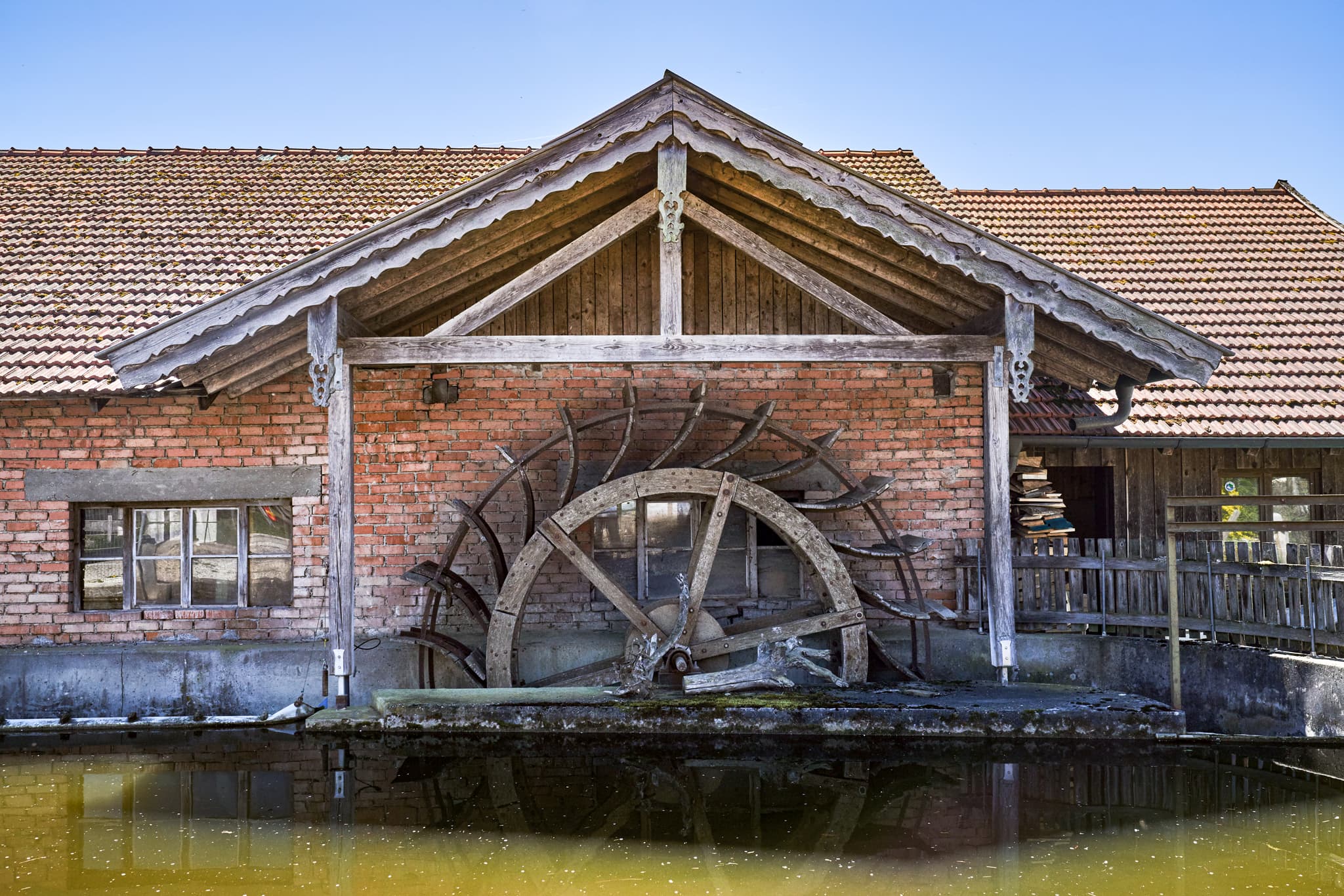 Historische Maumühle in Erharting im Landkreis Mühldorf am Inn, Oberbayern. Eine beeindruckende Wassermühle im Herzen der malerischen Inn-Salzach Region.