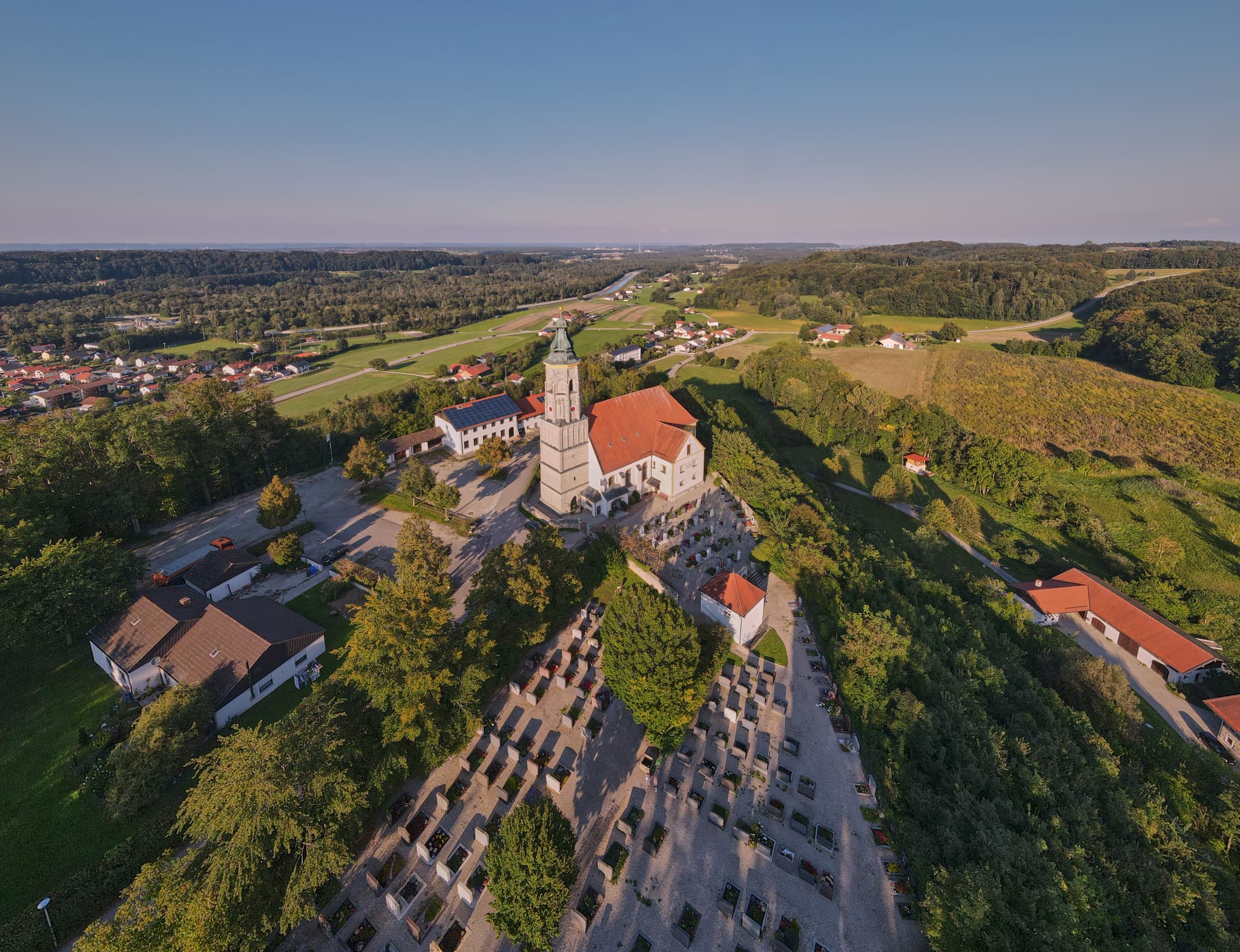 Luftbild Wallfahrtskirche Margarethenberg, Burgkirchen, Altötting, Oberbayern, Inn-Salzach, Deutschland. Kirche mit Friedhof auf Anhöhe.