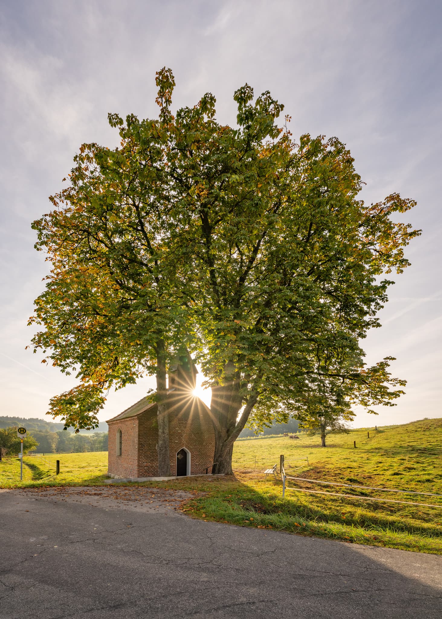 Ein Bild der Steina Kapelle in Bad Birnbach, Landkreis Rottal-Inn, Niederbayern. Diese kleine Kapelle im Bäderdreieck Deutschlands ist umgeben von Feldern.