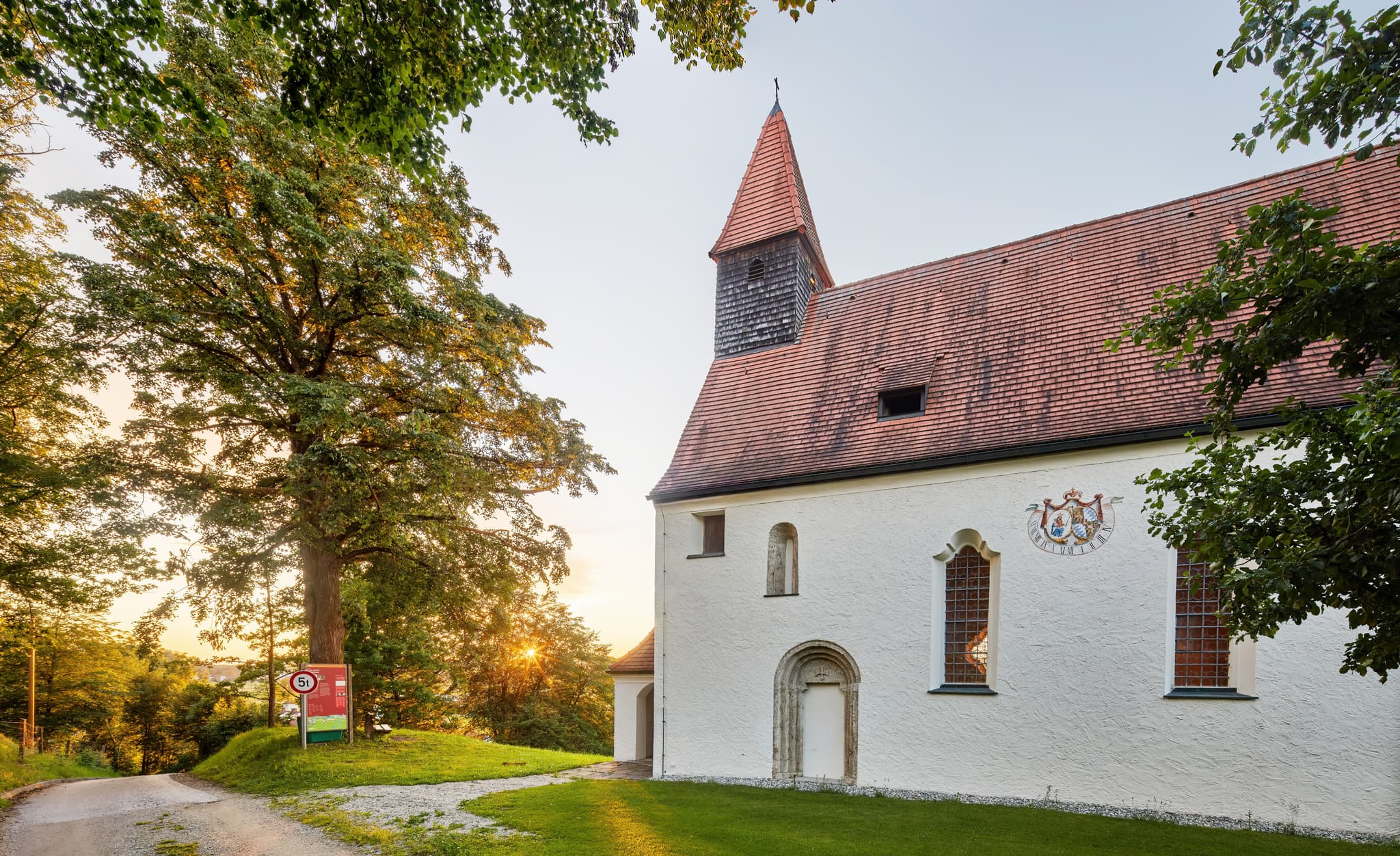 Die St. Nikolaus Kirche in Mittling, Landkreis Altötting, Oberbayern, Region Inn-Salzach, Deutschland, ist auf diesem Foto bei Sonnenuntergang abgebildet.