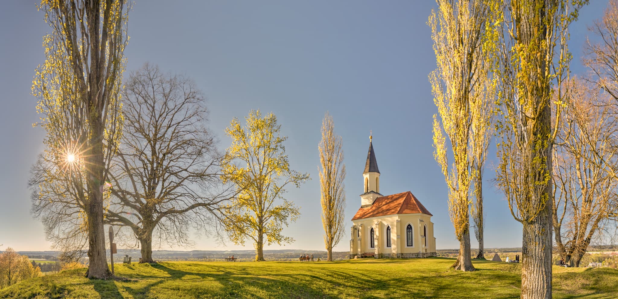 Panorama der Schlossberg Kapelle in Kraiburg, Mühldorf am Inn, Oberbayern. Auf einem Hügel der Inn-Salzach Region, Deutschland, bietet eine schöne Aussicht.