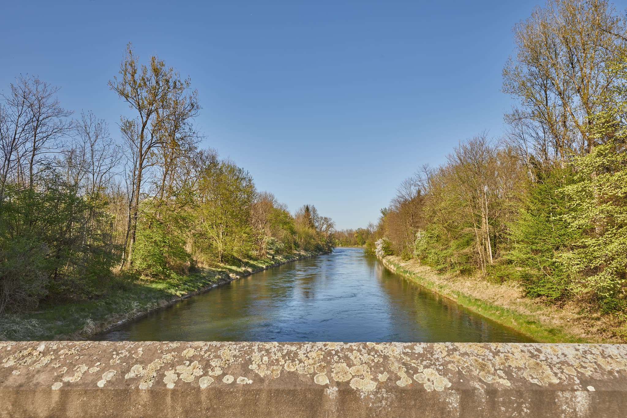 Blick auf den Alzkanal in Neuhofen Salzachspitz, Haiming, Landkreis Altötting, Oberbayern, Deutschland. Idyllische Wasserlandschaft im Inn-Salzach-Gebiet.