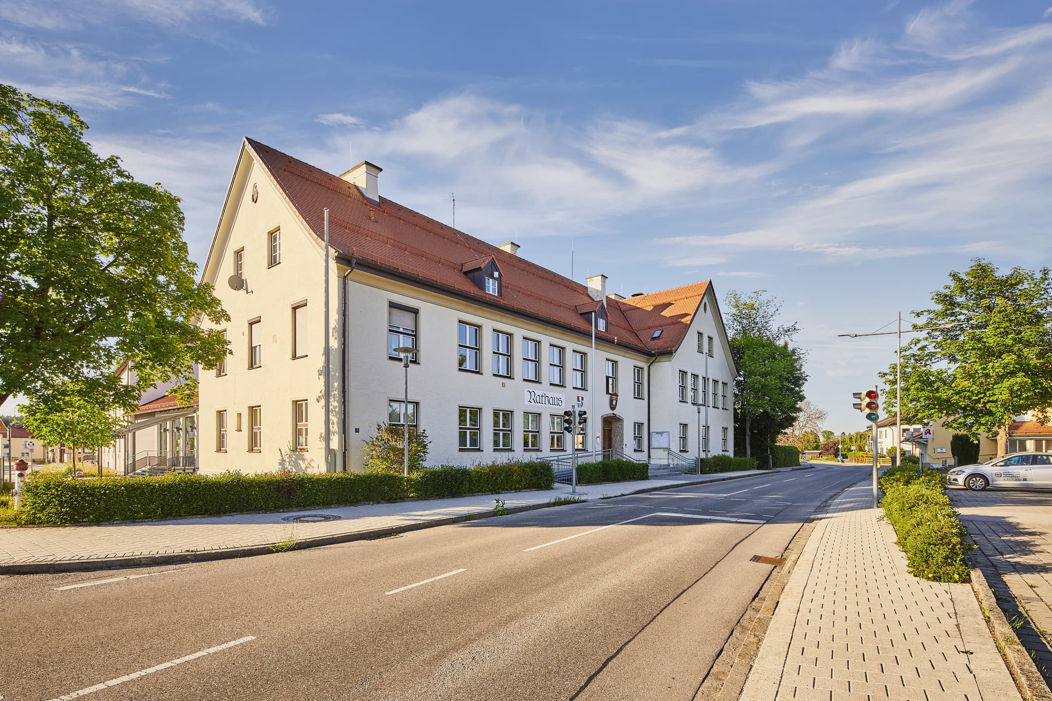 Ortsansicht mit Rathaus in Emmerting, Landkreis Altötting, Oberbayern. Deutschland, Region Inn-Salzach.