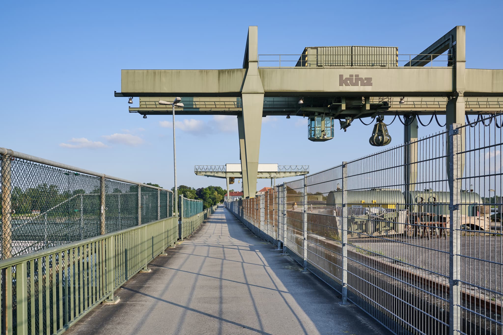 Das Verbund Innkraftwerk Ering-Frauensttein Inn in Ering, Rottal-Inn, Niederbayern, Deutschland. Industriekomplex mit Kränen und Brücke im Unteren Inntal.